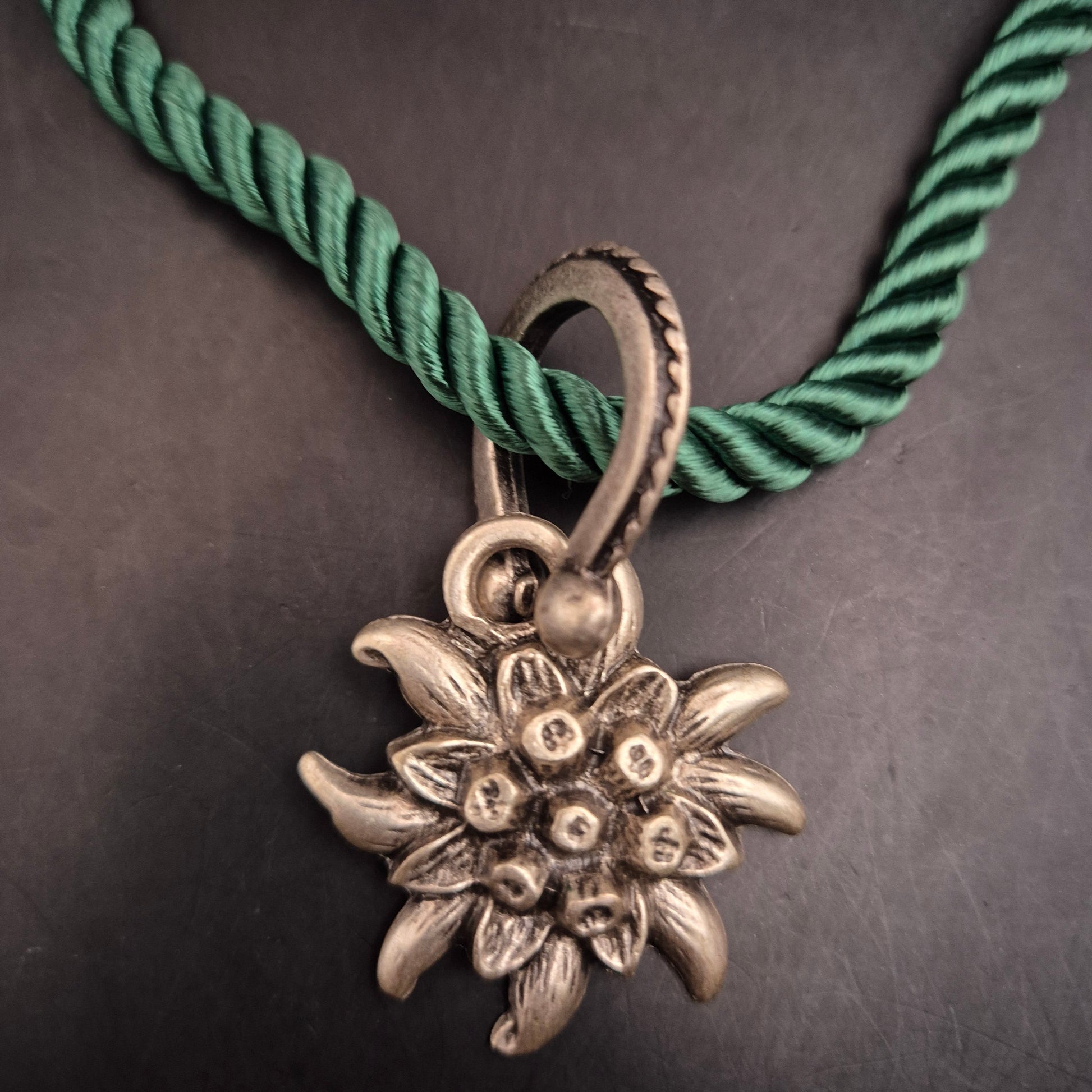 Alpen-Chic: Vintage Edelweiss Armband mit grüner Kordel - Bild 6