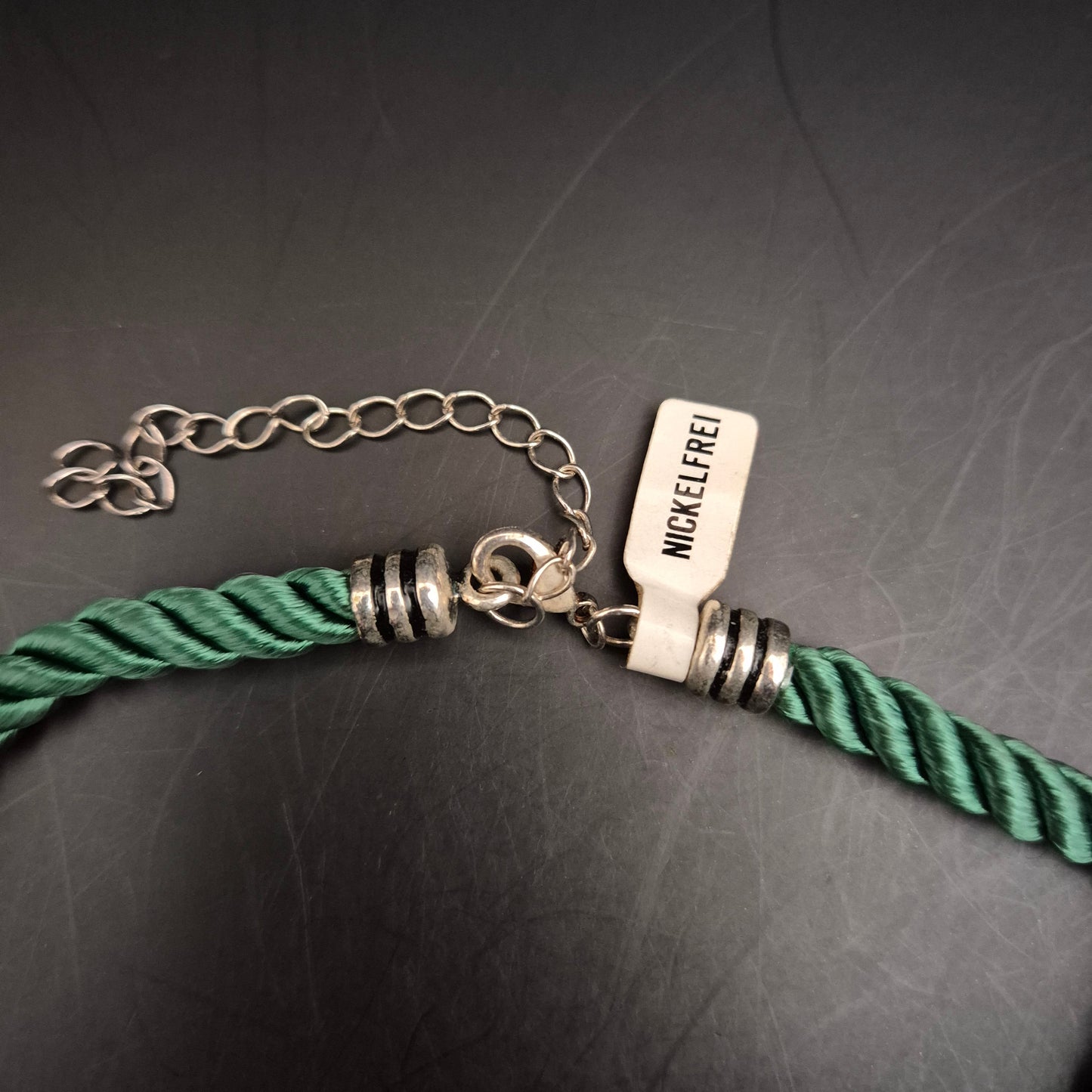 Alpen-Chic: Vintage Edelweiss Armband mit grüner Kordel - Bild 7