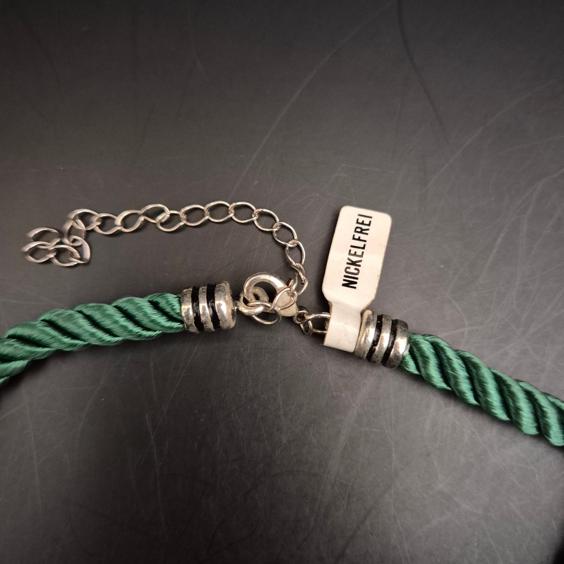 Alpen-Chic: Vintage Edelweiss Armband mit grüner Kordel - Bild 7