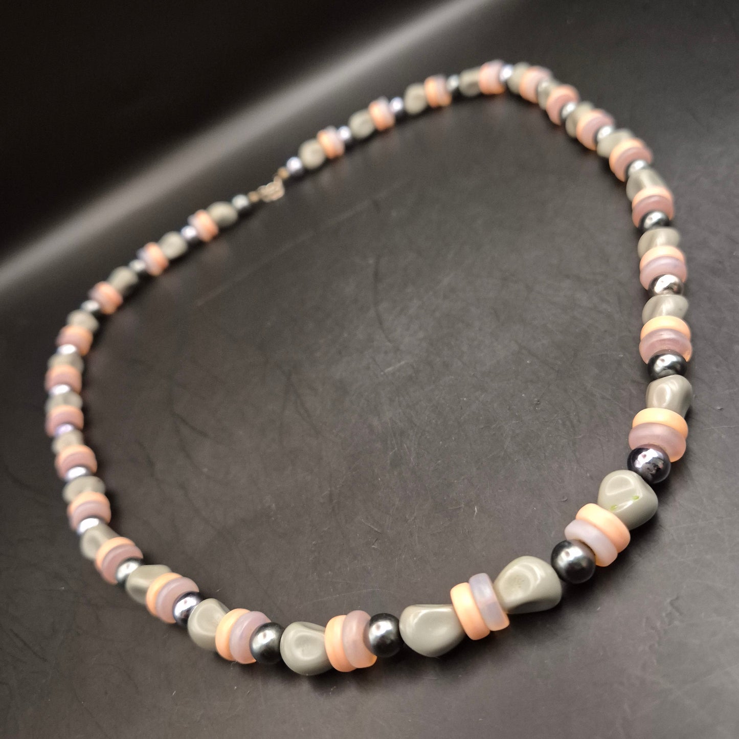 Vintage Perlenhalskette Grau-Pfirsich mit Metallakzenten