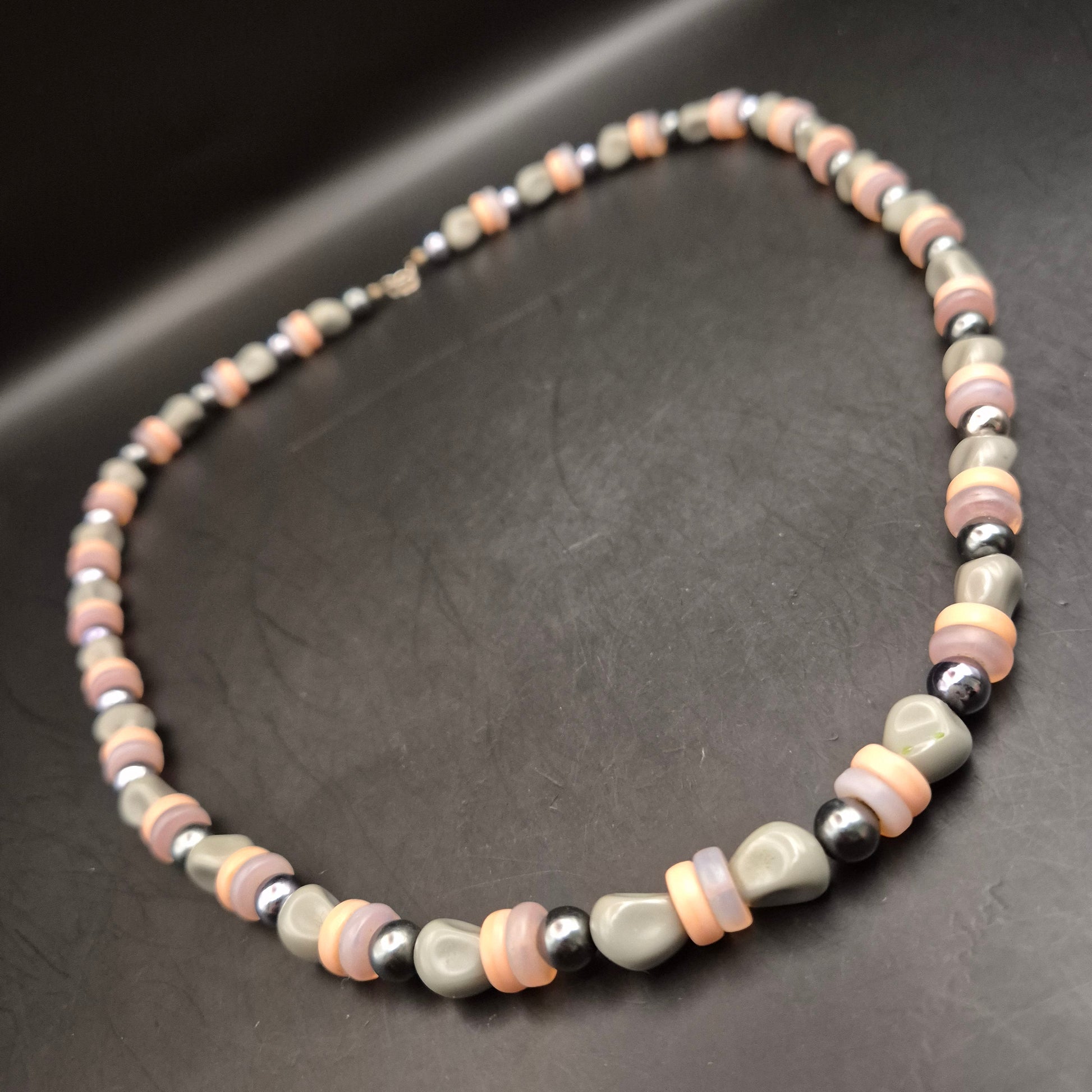 Vintage Perlenhalskette Grau-Pfirsich mit Metallakzenten