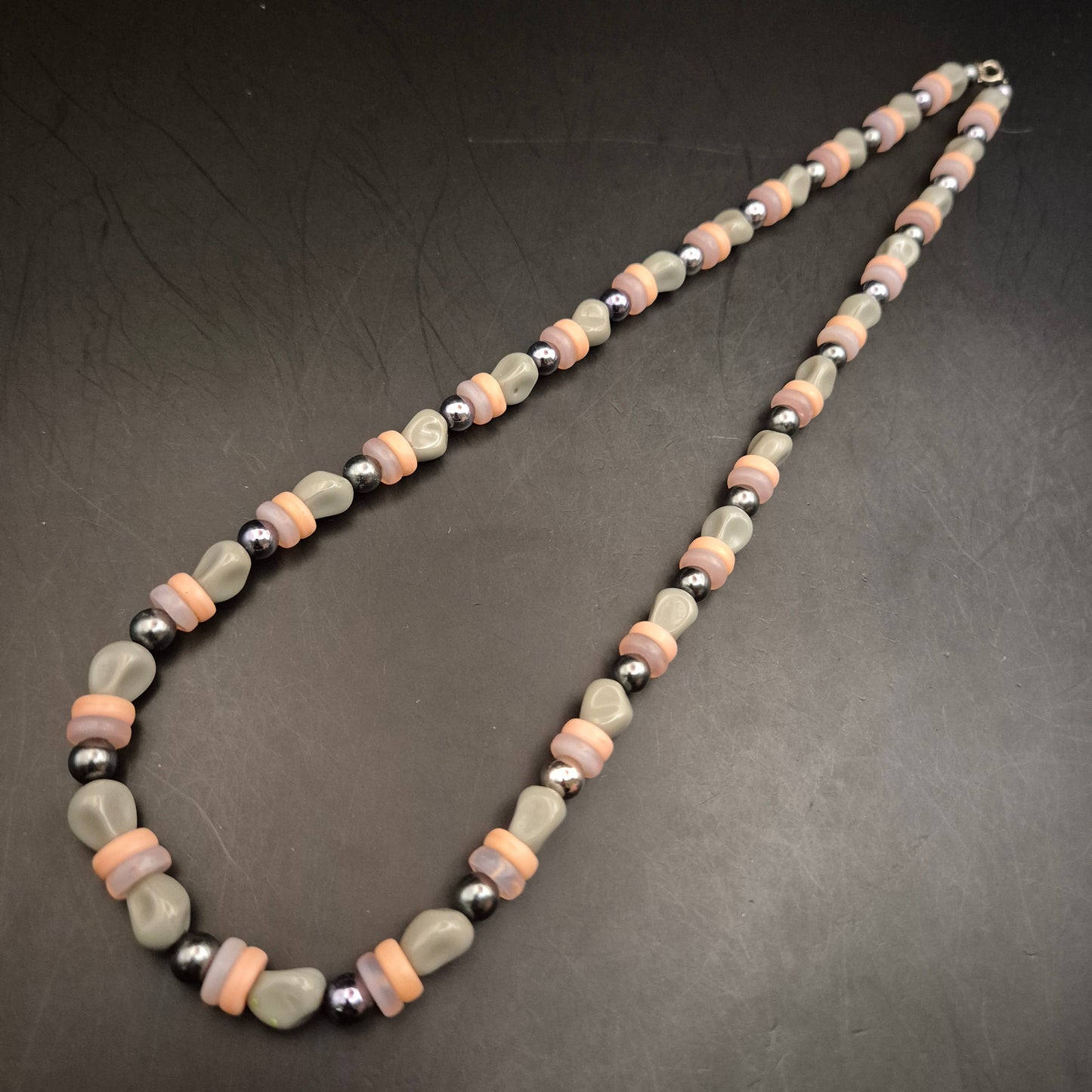Vintage Perlenhalskette Grau-Pfirsich mit Metallakzenten - Bild 2