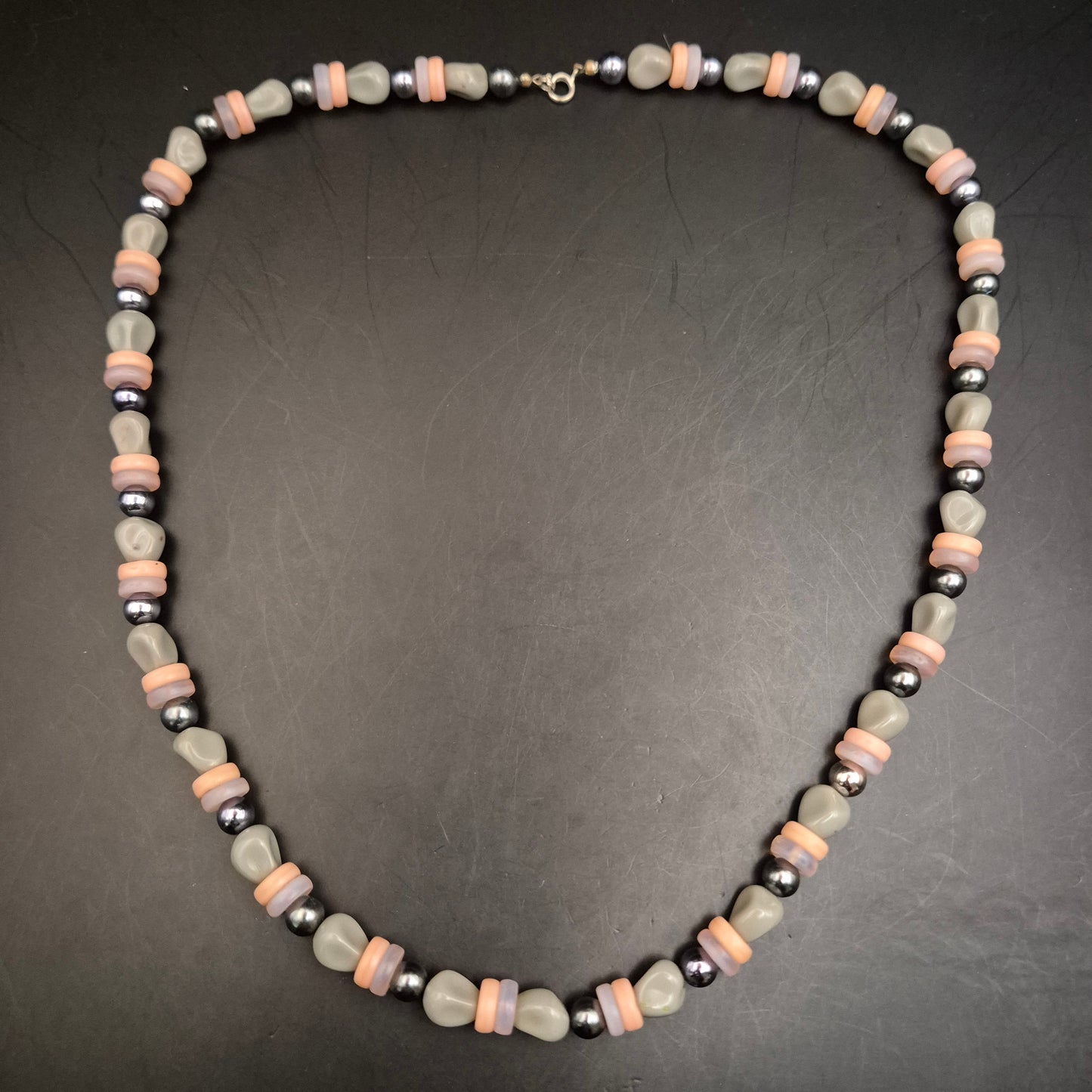 Vintage Perlenhalskette Grau-Pfirsich mit Metallakzenten - Bild 3