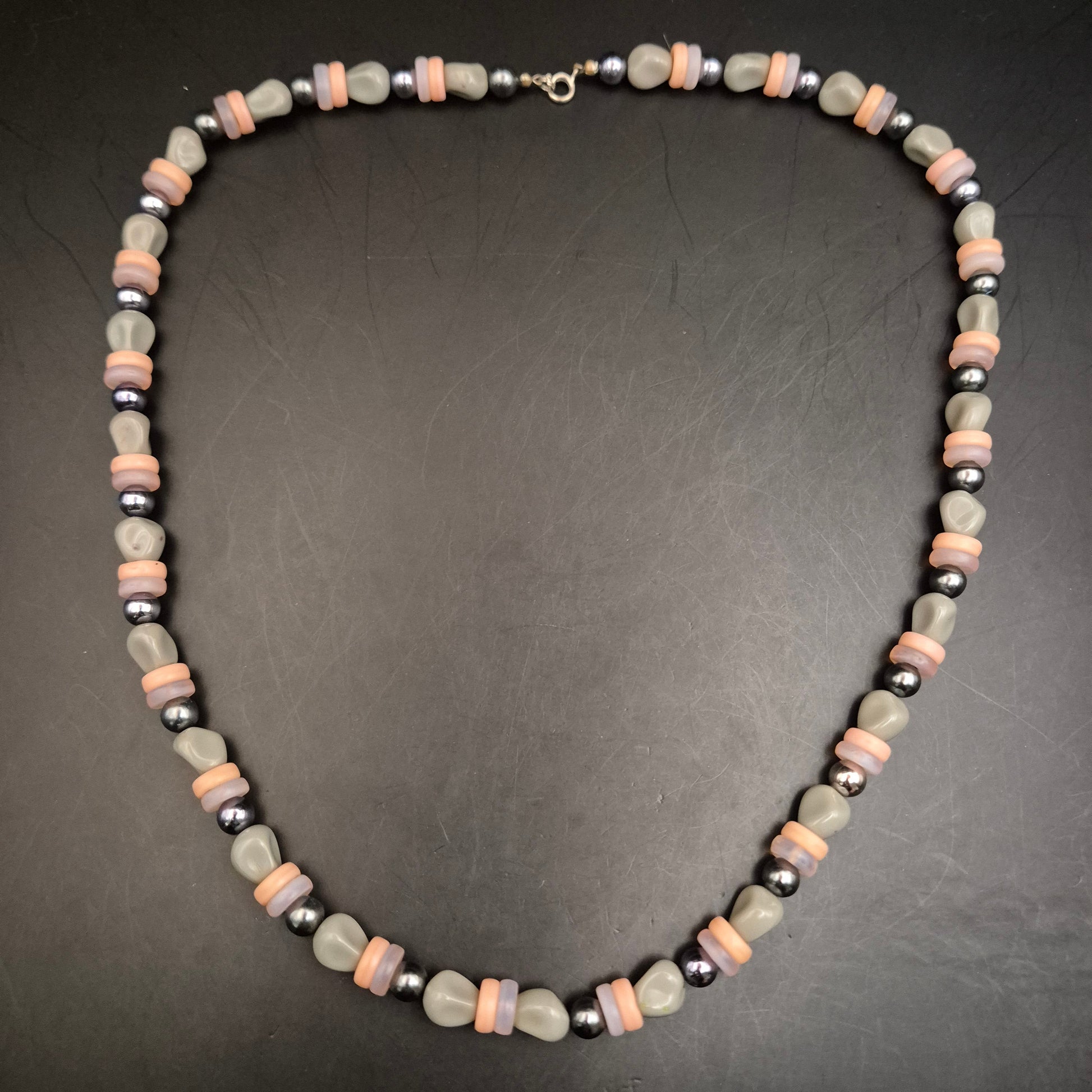 Vintage Perlenhalskette Grau-Pfirsich mit Metallakzenten - Bild 3