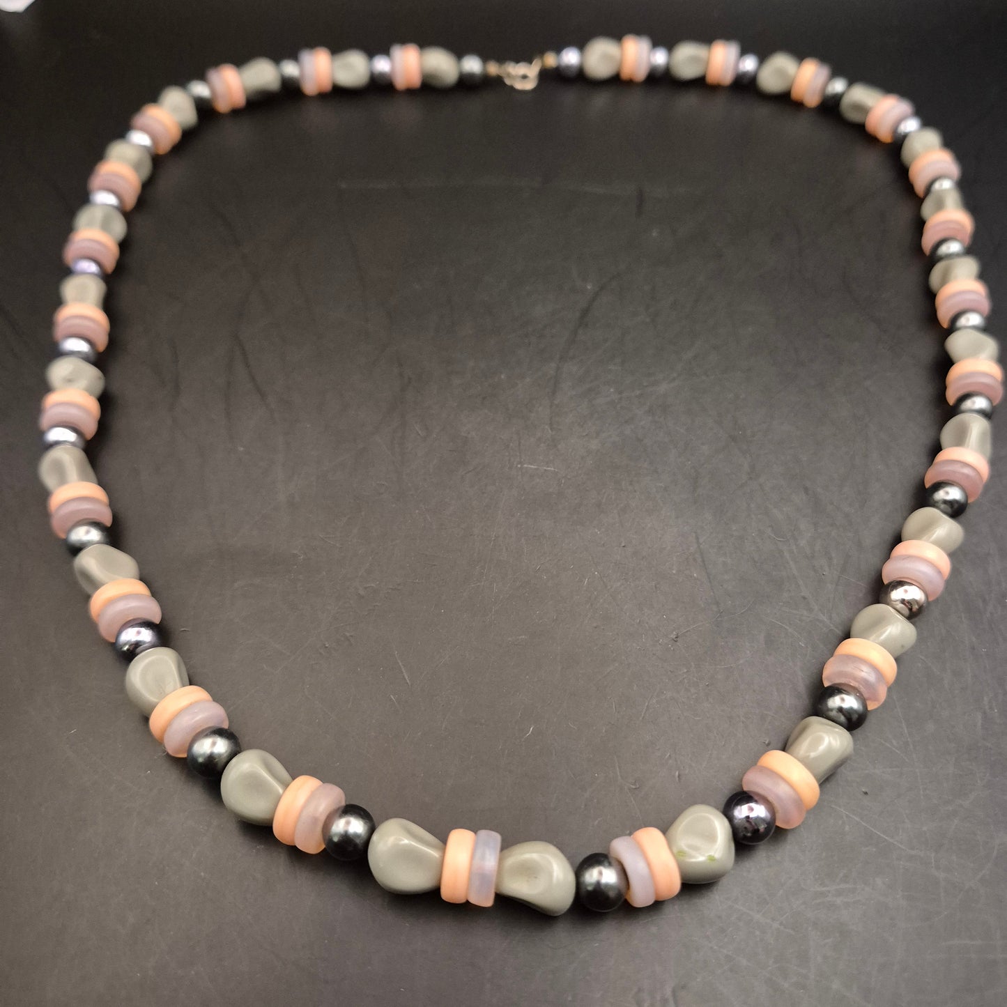 Vintage Perlenhalskette Grau-Pfirsich mit Metallakzenten - Bild 4