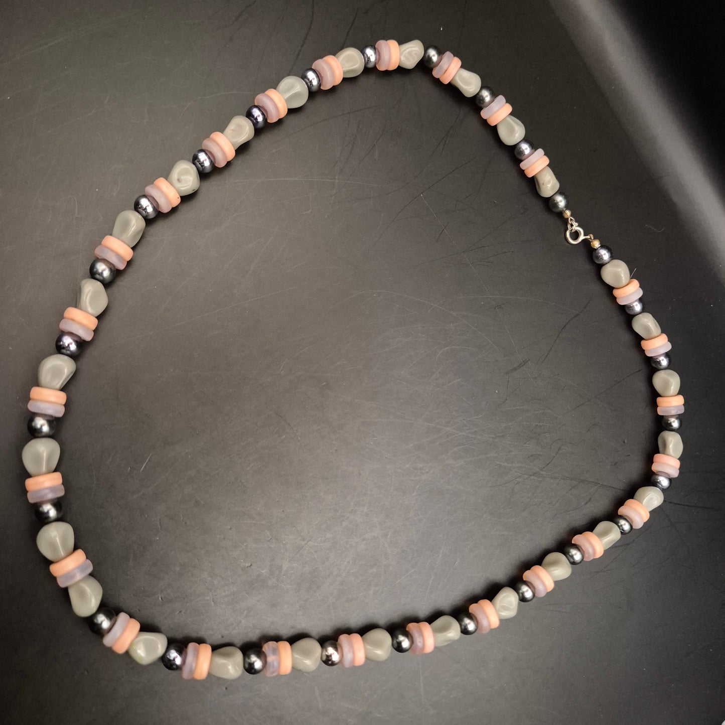 Vintage Perlenhalskette Grau-Pfirsich mit Metallakzenten - Bild 5