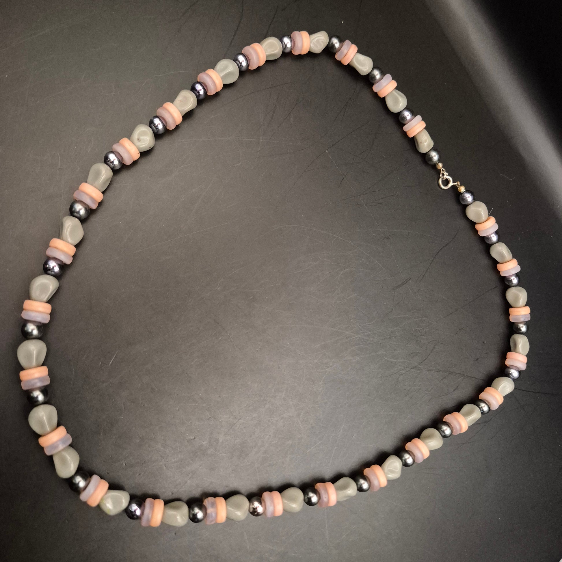 Vintage Perlenhalskette Grau-Pfirsich mit Metallakzenten - Bild 5
