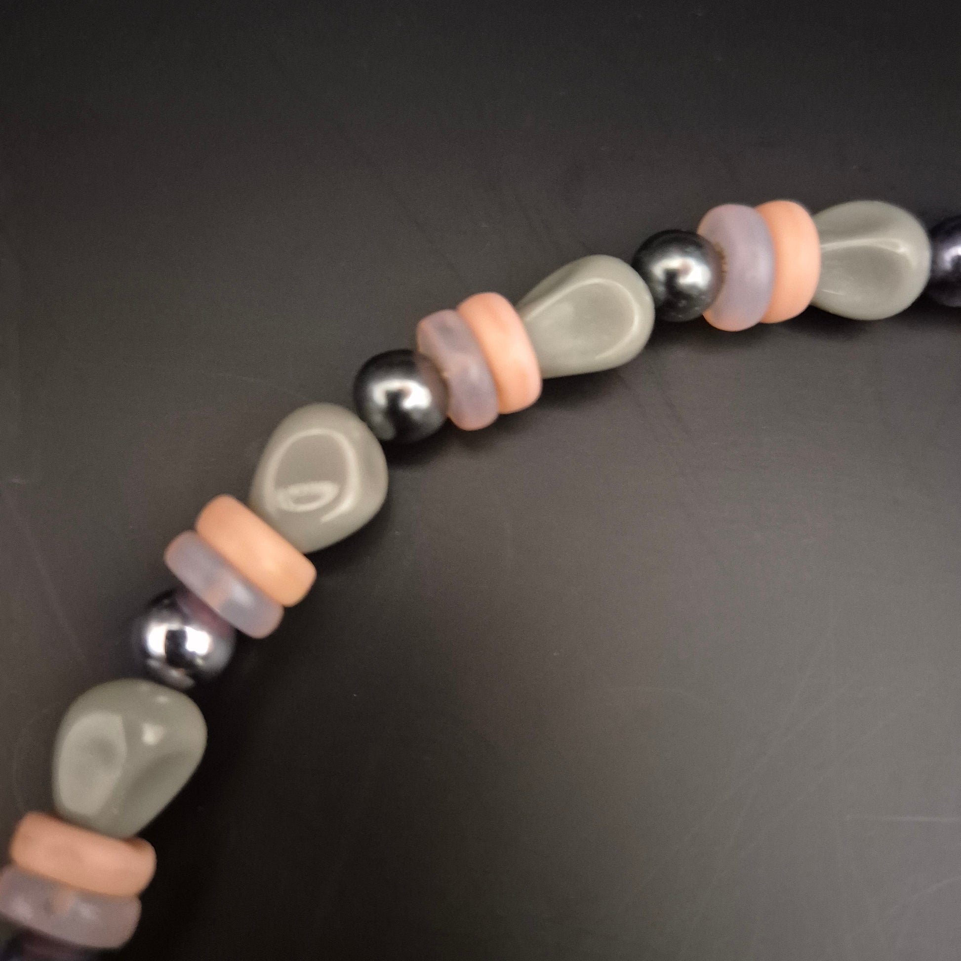 Vintage Perlenhalskette Grau-Pfirsich mit Metallakzenten - Bild 6