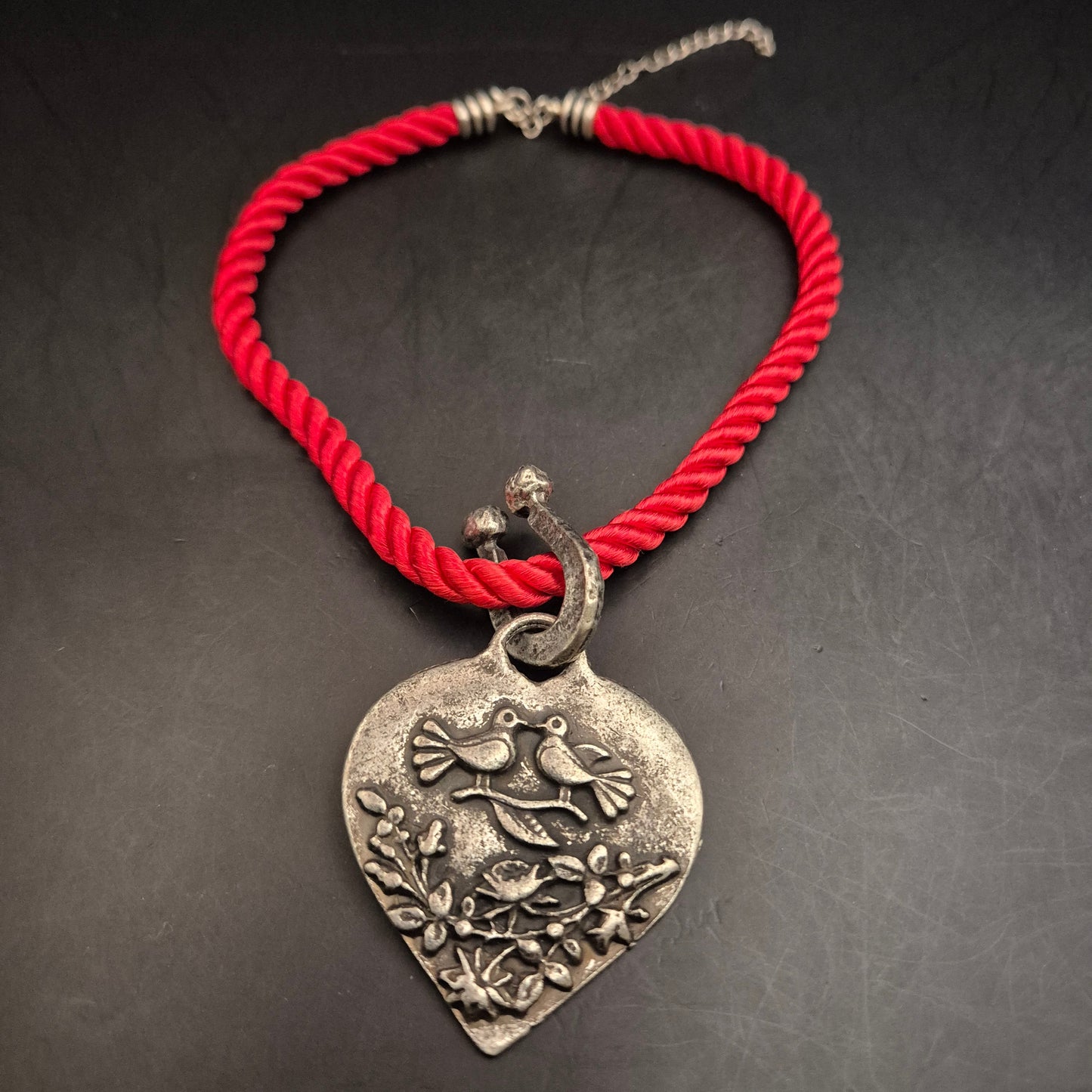Vintage Herz-Anhänger Halskette mit Rotem Band - Romantische Vögel
