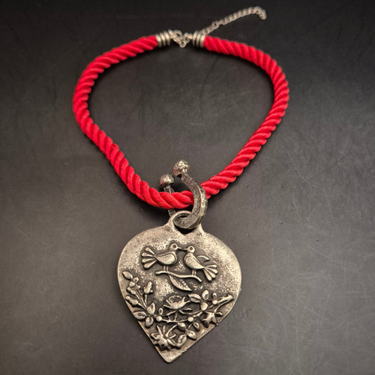 Vintage Herz-Anhänger Halskette mit Rotem Band - Romantische Vögel