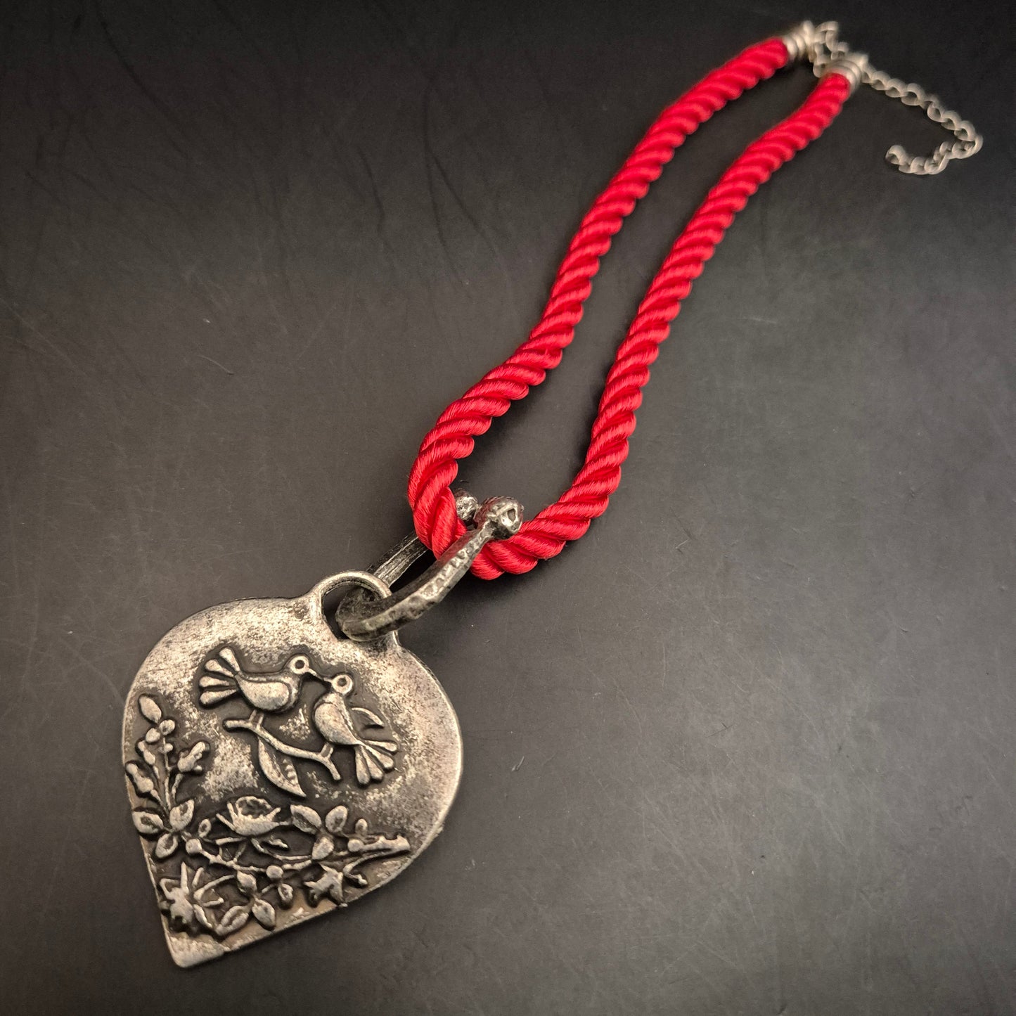 Vintage Herz-Anhänger Halskette mit Rotem Band - Romantische Vögel - Bild 2