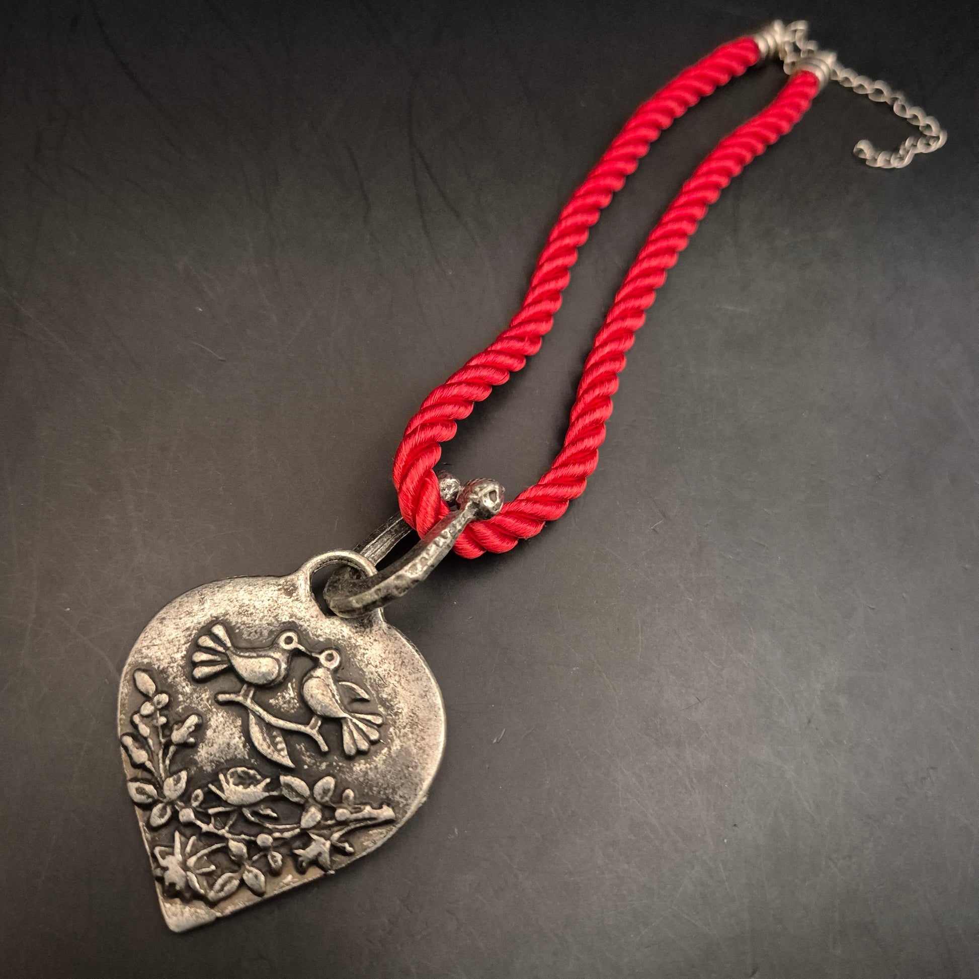 Vintage Herz-Anhänger Halskette mit Rotem Band - Romantische Vögel - Bild 2
