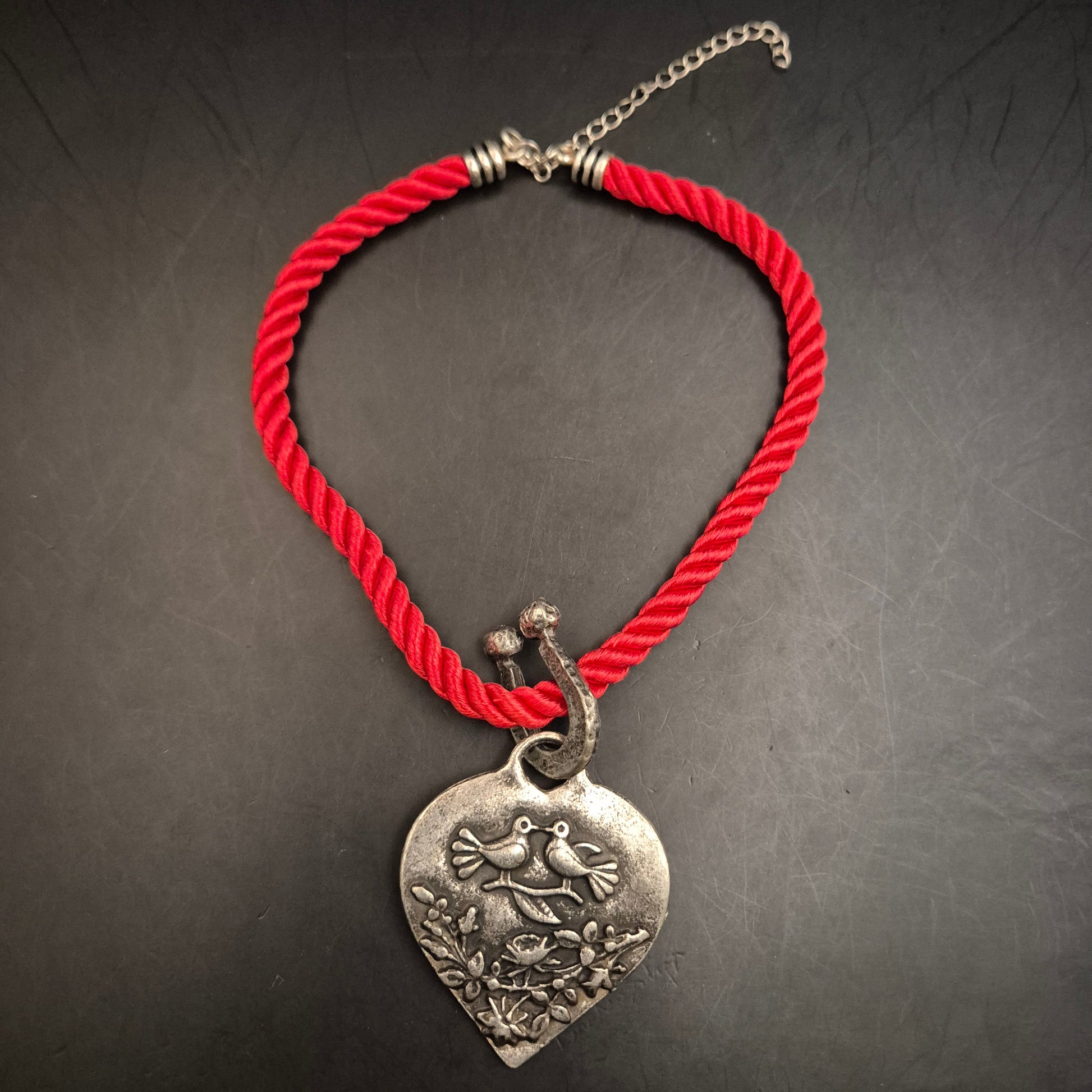 Vintage Herz-Anhänger Halskette mit Rotem Band - Romantische Vögel - Bild 3