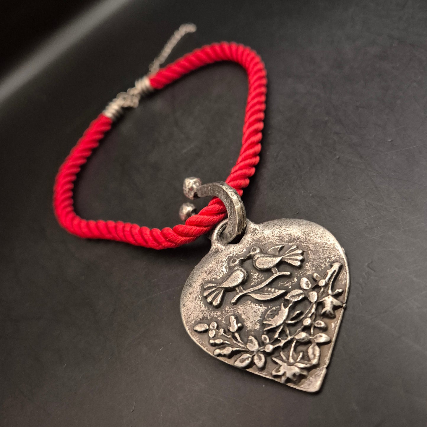 Vintage Herz-Anhänger Halskette mit Rotem Band - Romantische Vögel - Bild 4