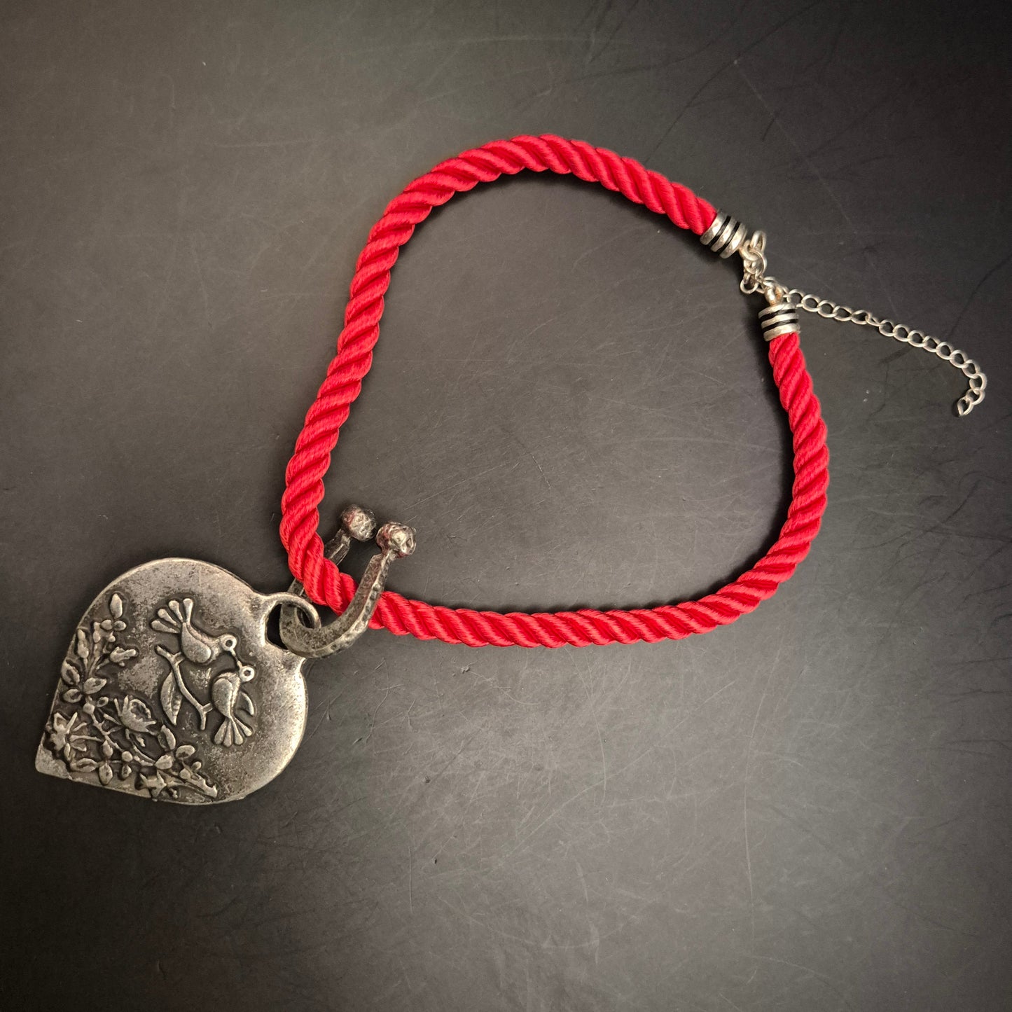 Vintage Herz-Anhänger Halskette mit Rotem Band - Romantische Vögel - Bild 5