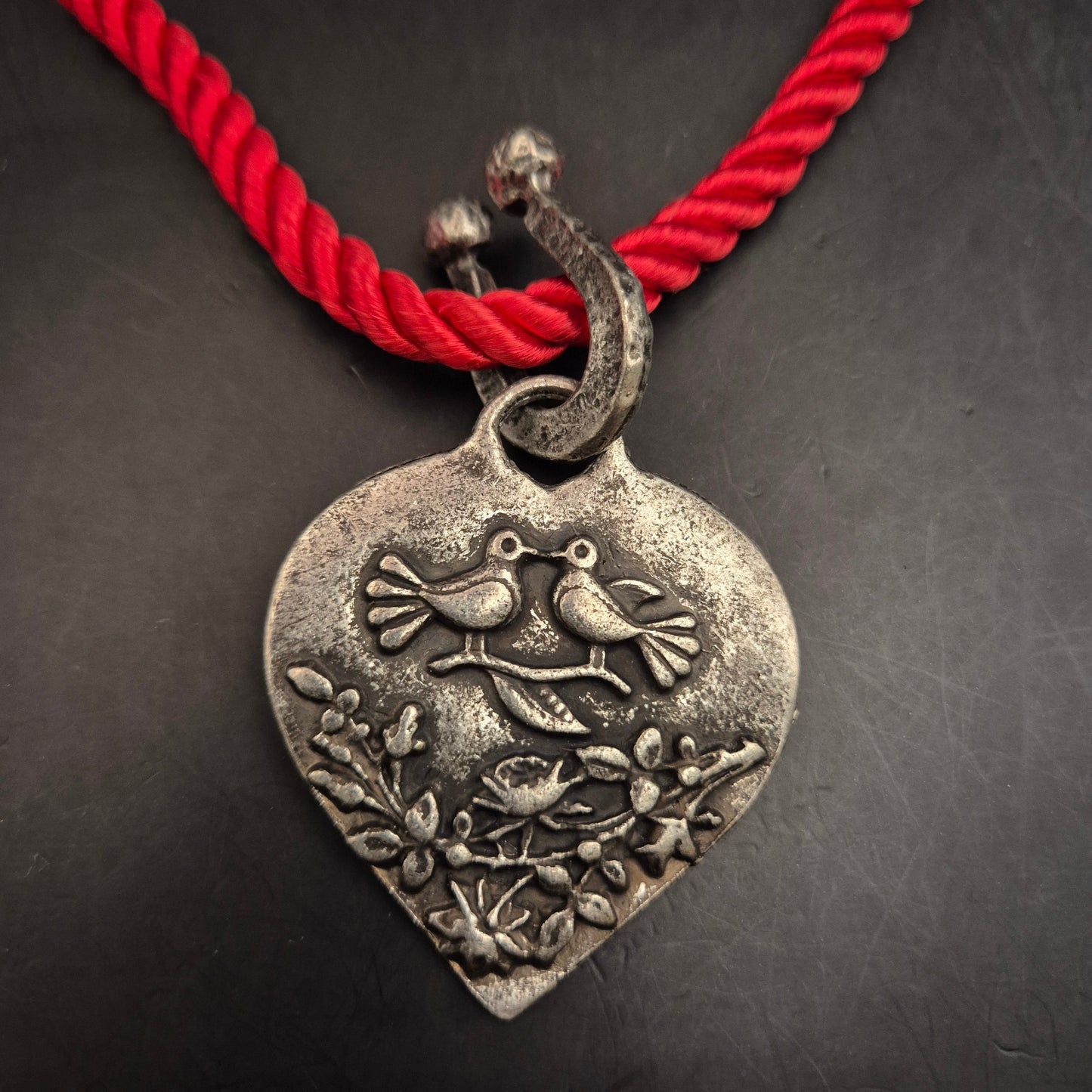 Vintage Herz-Anhänger Halskette mit Rotem Band - Romantische Vögel - Bild 6