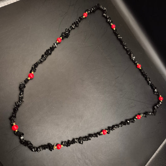 Vintage Halskette mit schwarzen Turmalin-Chips & roten Akzenten