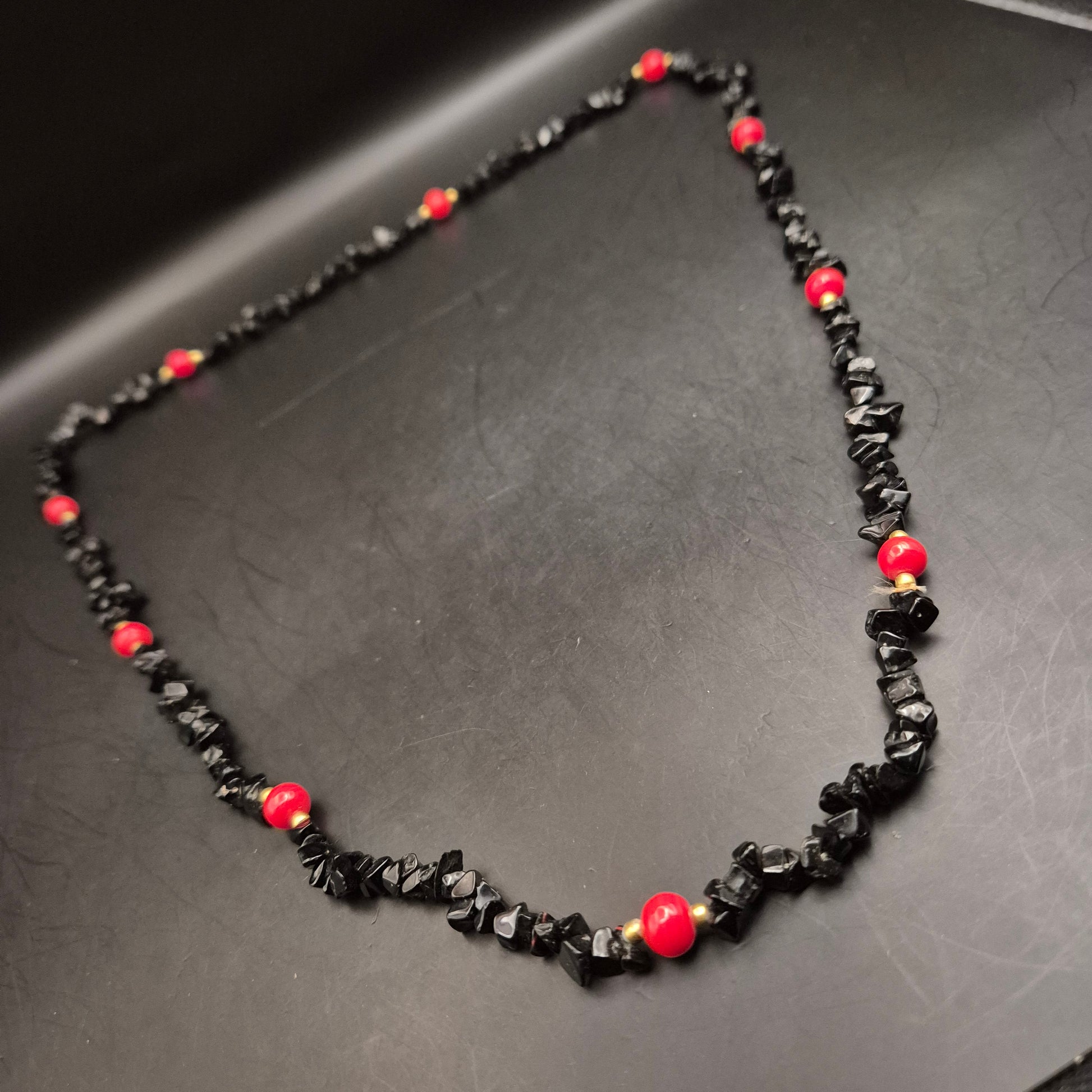 Vintage Halskette mit schwarzen Turmalin-Chips & roten Akzenten - Bild 4