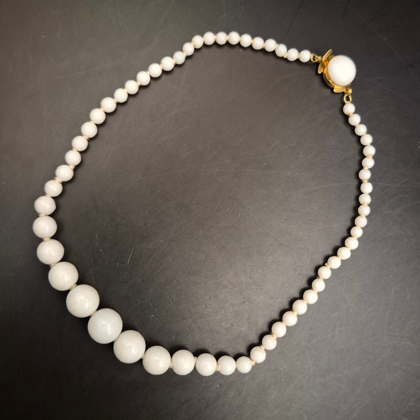 Elegante Vintage Perlenkette mit abgestuften Kunstperlen und Kugelverschluss