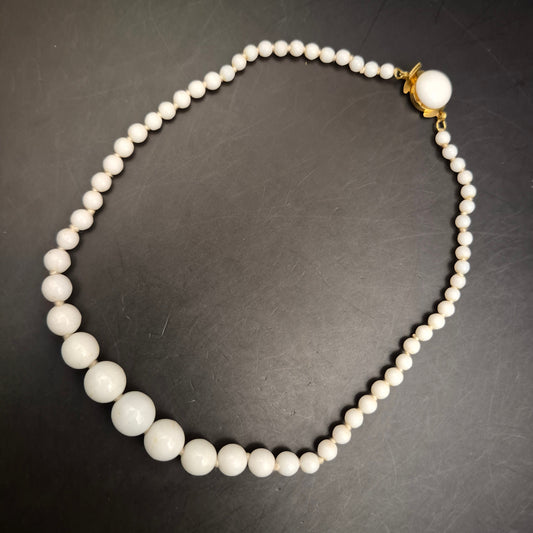 Elegante Vintage Perlenkette mit abgestuften Kunstperlen und Kugelverschluss