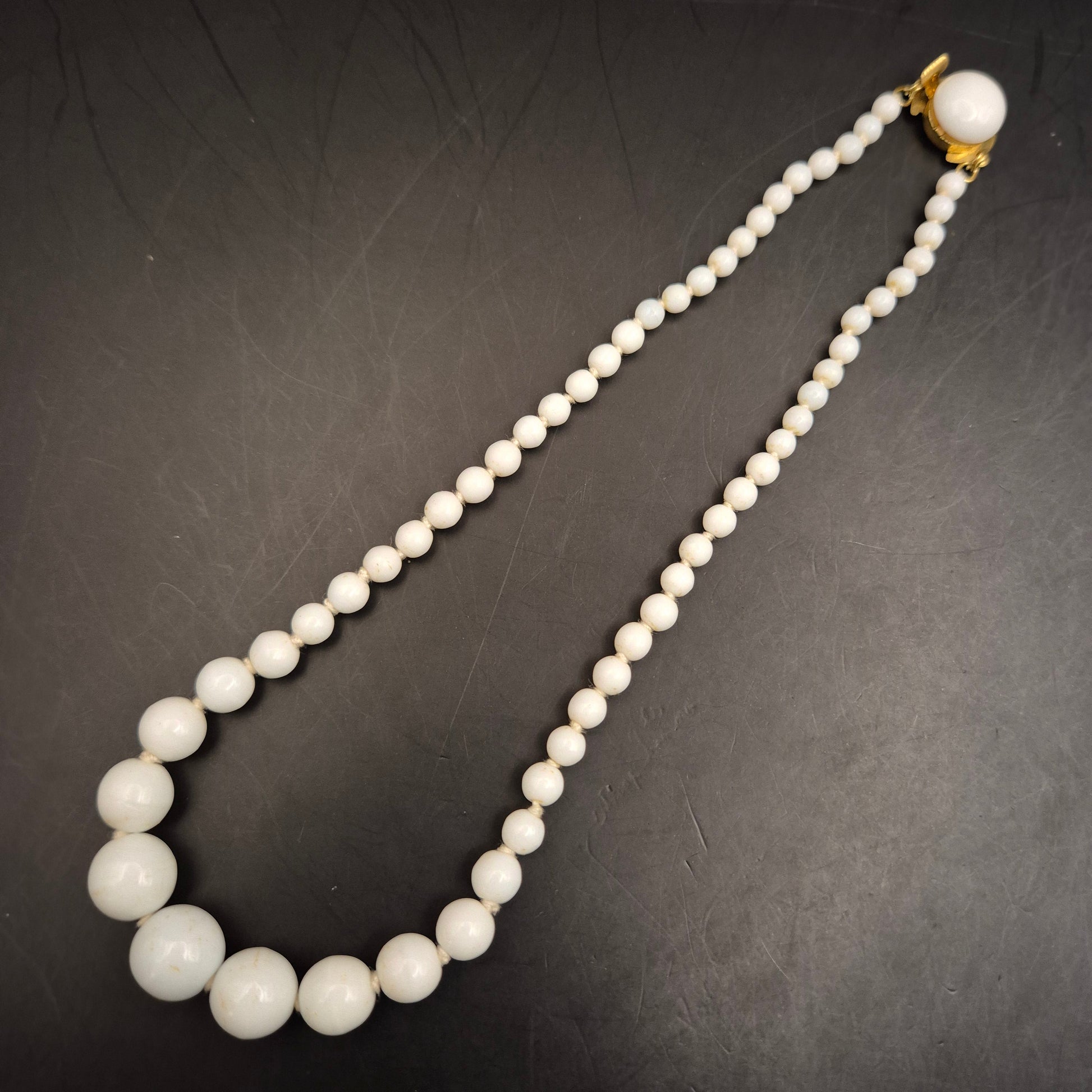 Elegante Vintage Perlenkette mit abgestuften Kunstperlen und Kugelverschluss - Bild 2