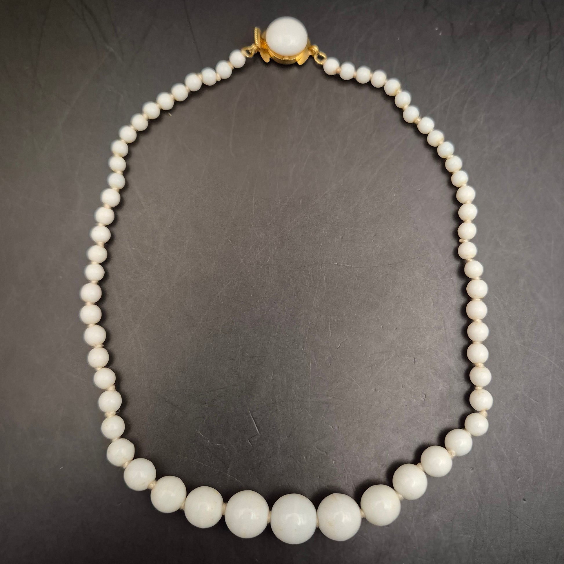 Elegante Vintage Perlenkette mit abgestuften Kunstperlen und Kugelverschluss - Bild 3