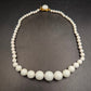 Elegante Vintage Perlenkette mit abgestuften Kunstperlen und Kugelverschluss - Bild 4