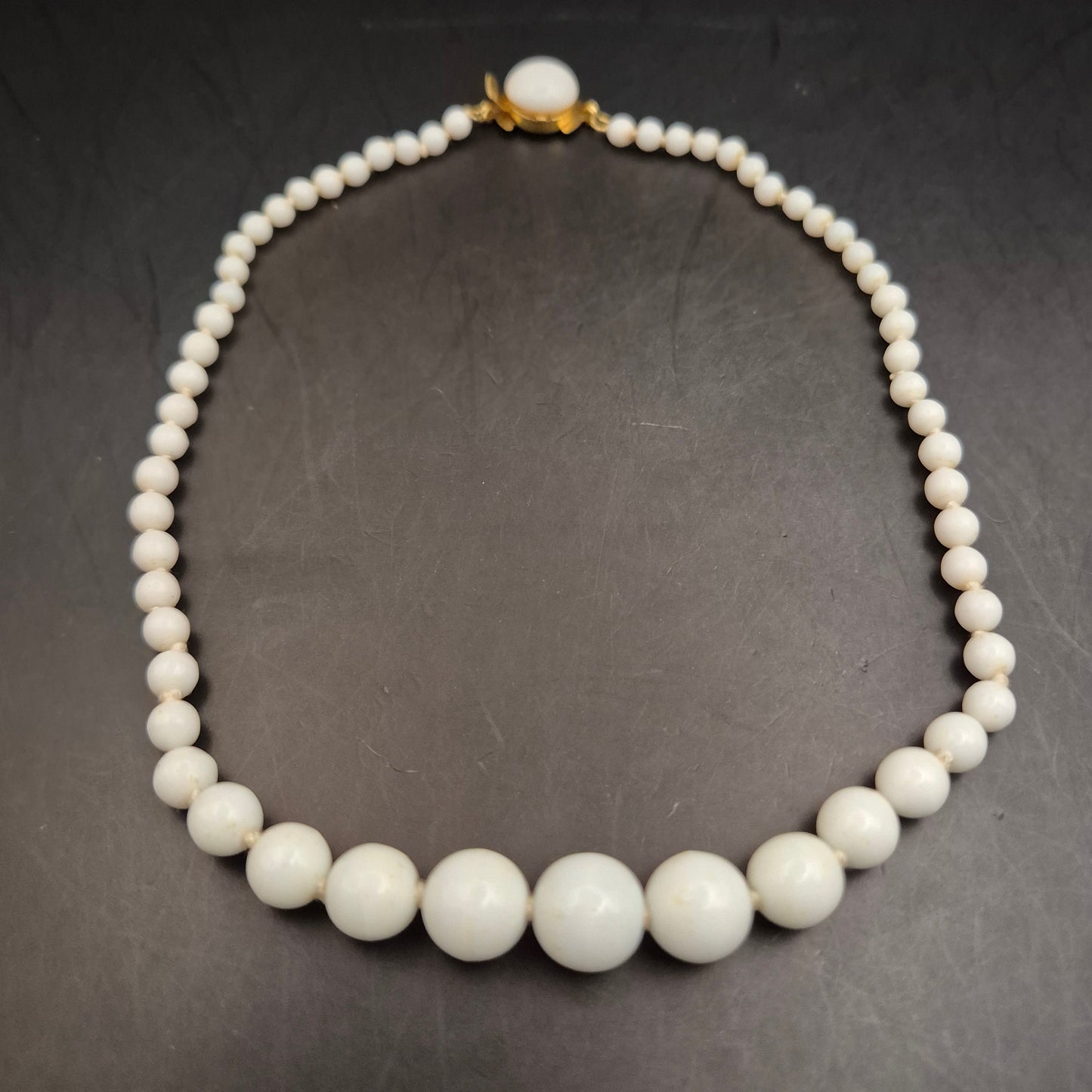 Elegante Vintage Perlenkette mit abgestuften Kunstperlen und Kugelverschluss - Bild 4