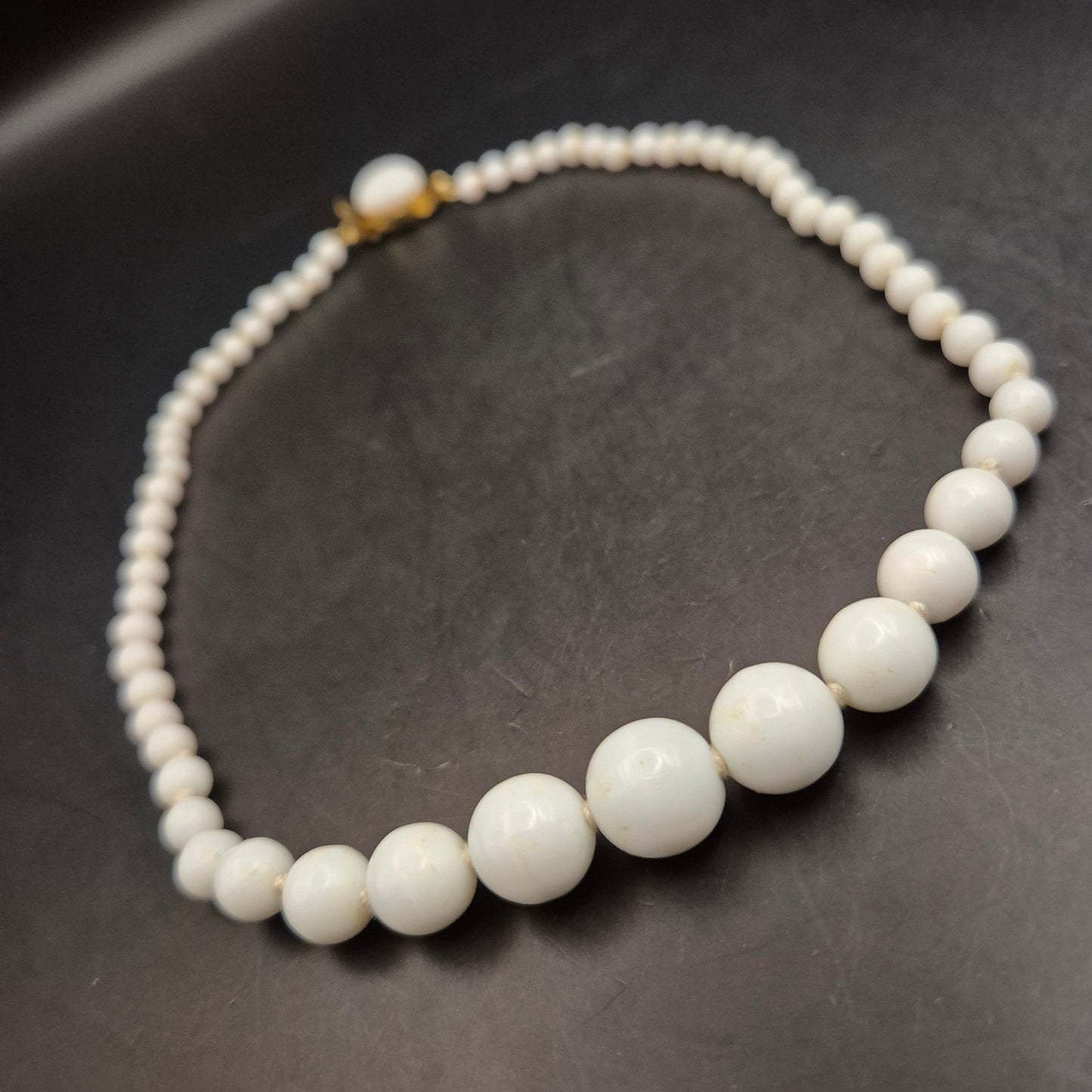 Elegante Vintage Perlenkette mit abgestuften Kunstperlen und Kugelverschluss - Bild 5