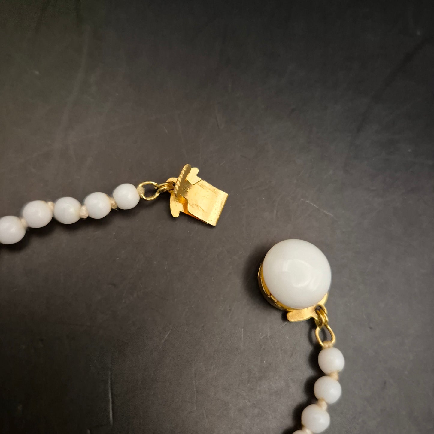 Elegante Vintage Perlenkette mit abgestuften Kunstperlen und Kugelverschluss - Bild 7