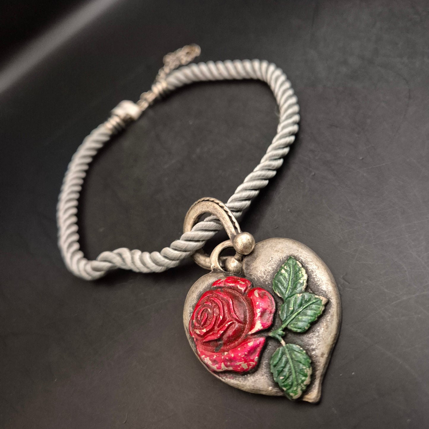 Vintage Herz Armband mit detaillierter Rose