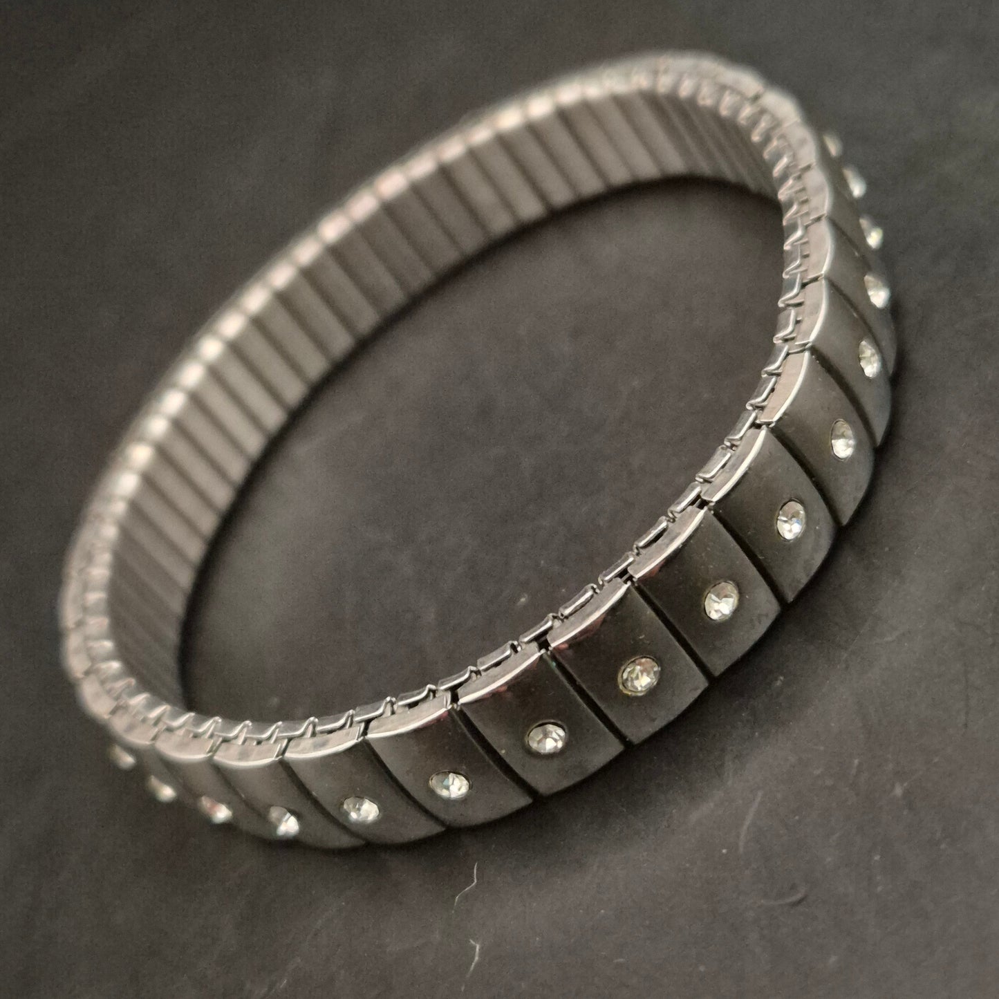 Elegantes Vintage Dehnarmband mit Strasssteinen