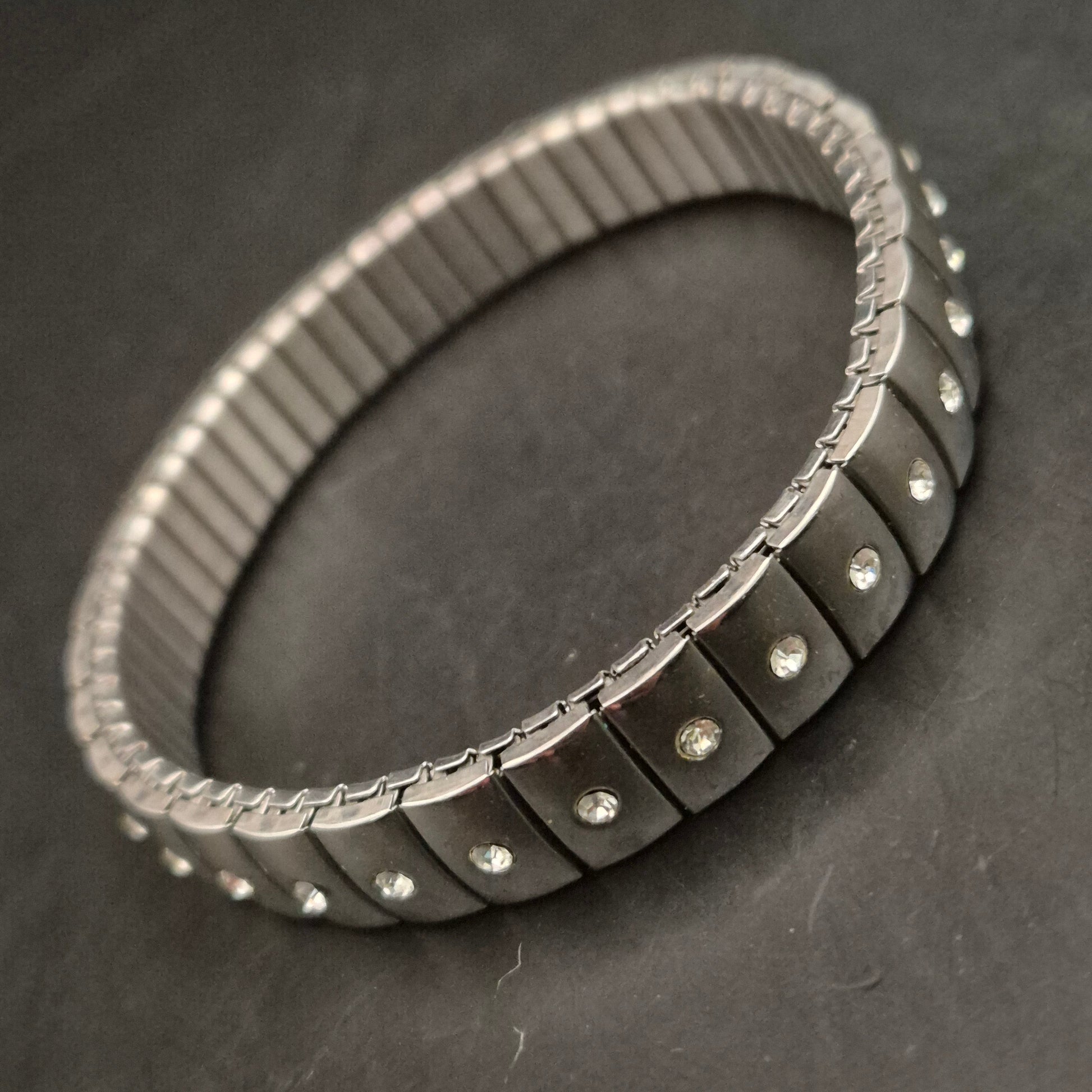Elegantes Vintage Dehnarmband mit Strasssteinen