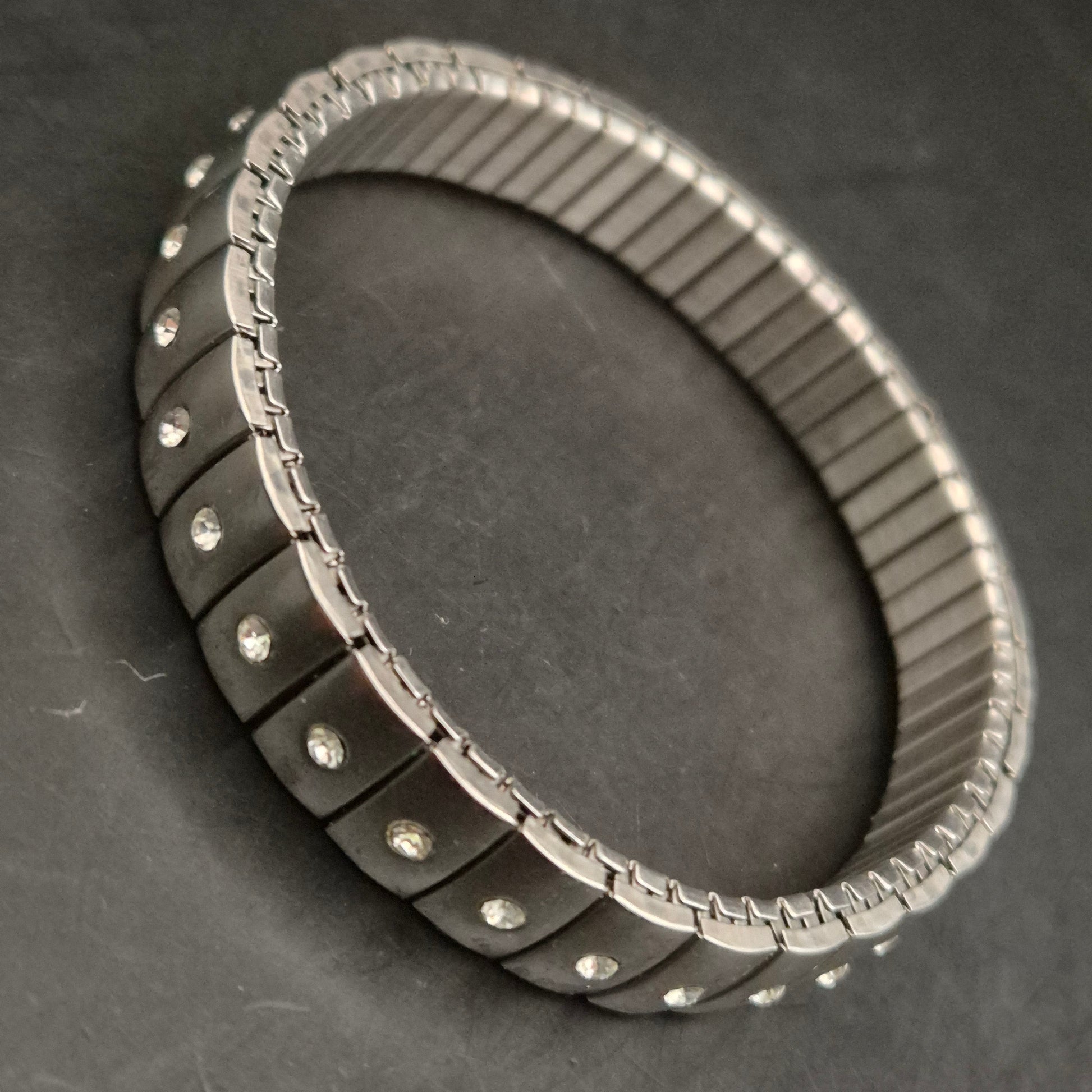 Elegantes Vintage Dehnarmband mit Strasssteinen - Bild 3