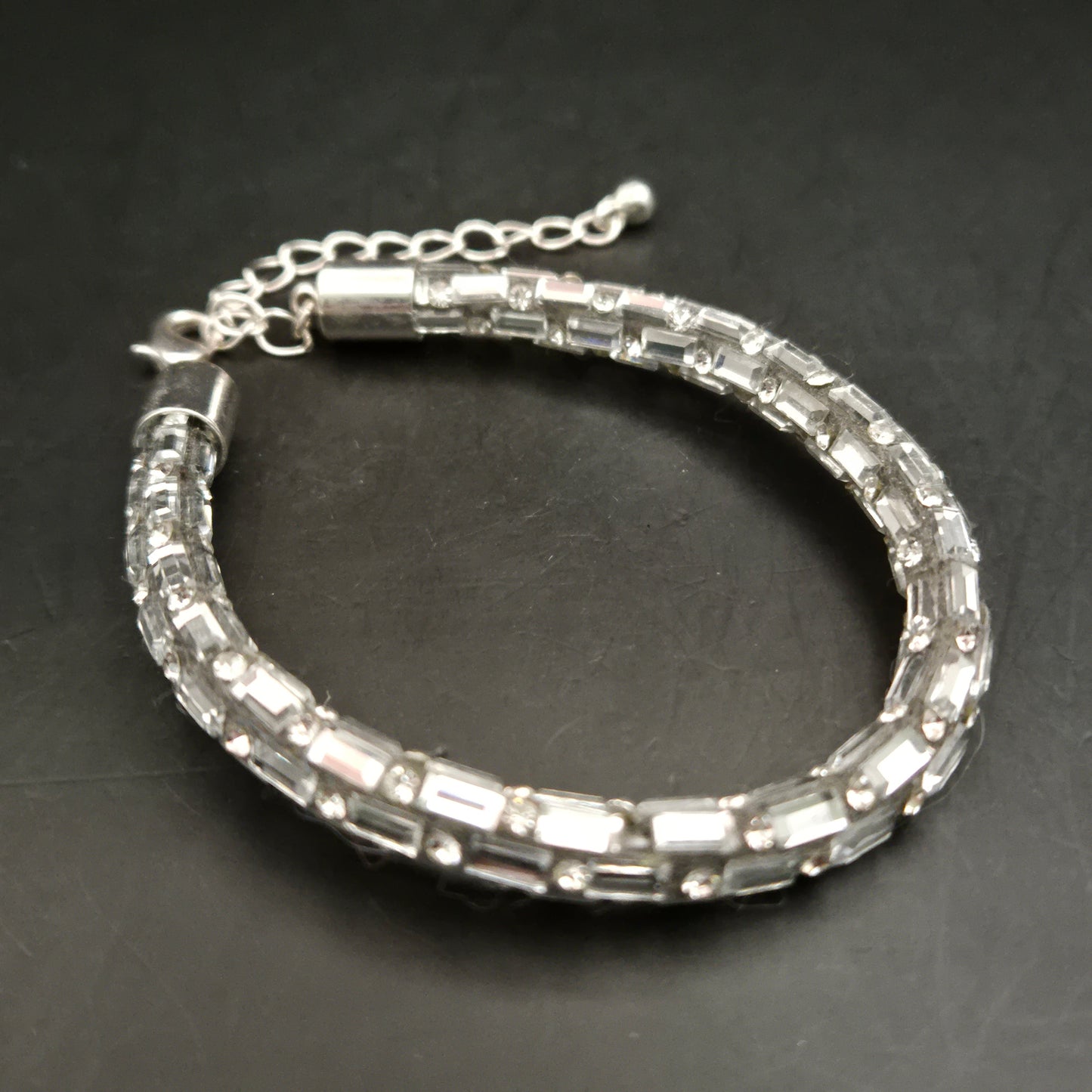 Funkelndes Strass Armband mit eleganten Baguette-Steinen