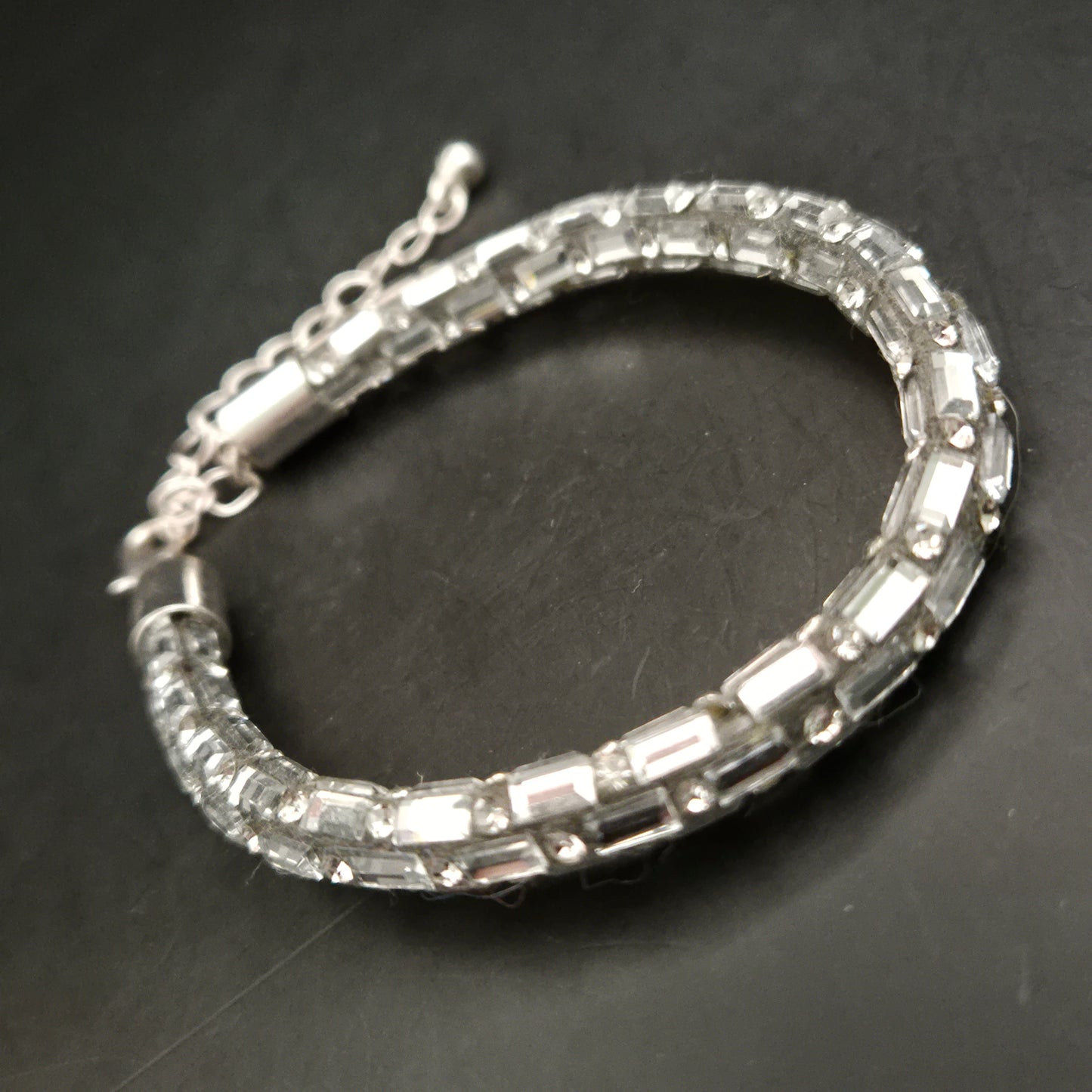 Funkelndes Strass Armband mit eleganten Baguette-Steinen - Bild 3