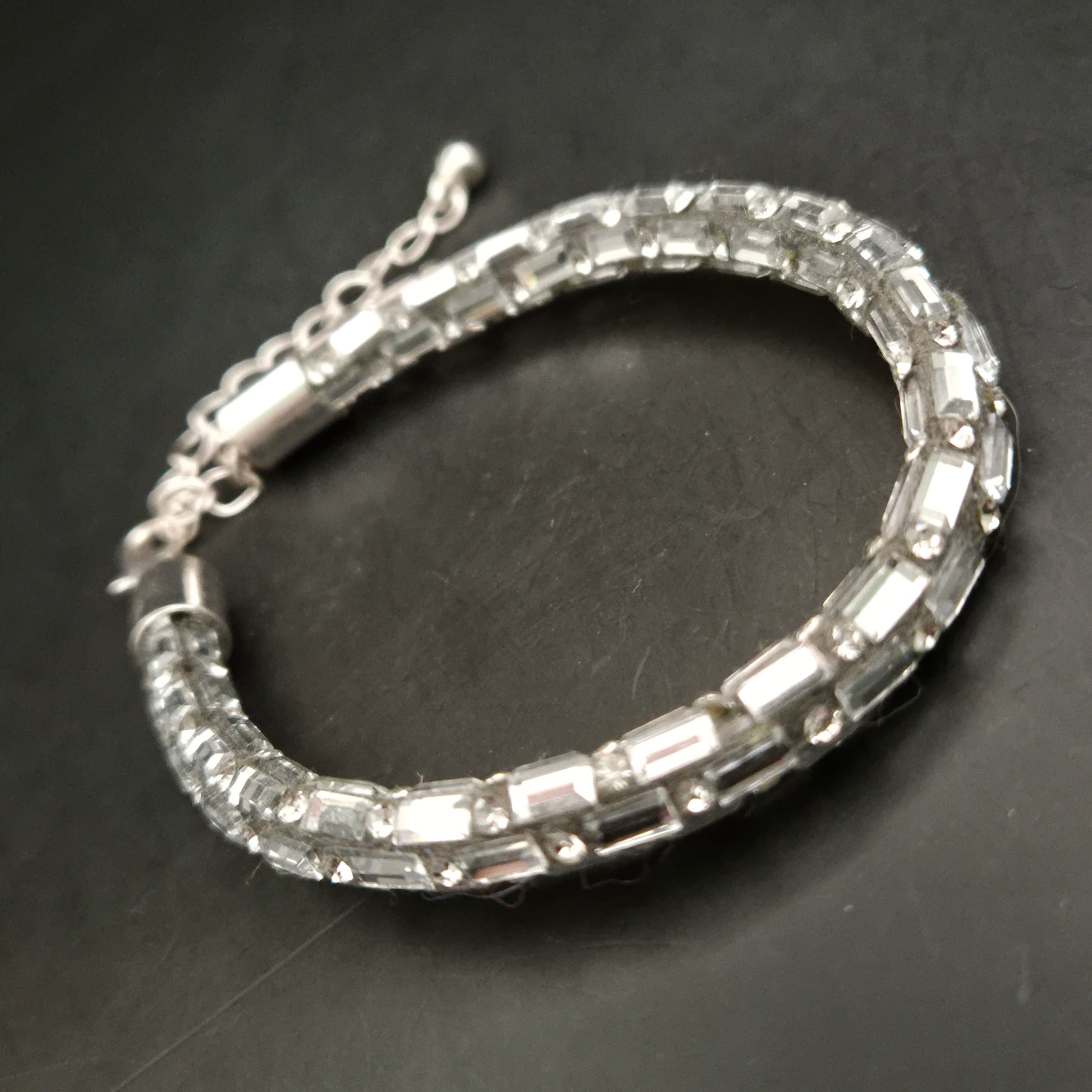 Funkelndes Strass Armband mit eleganten Baguette-Steinen - Bild 3