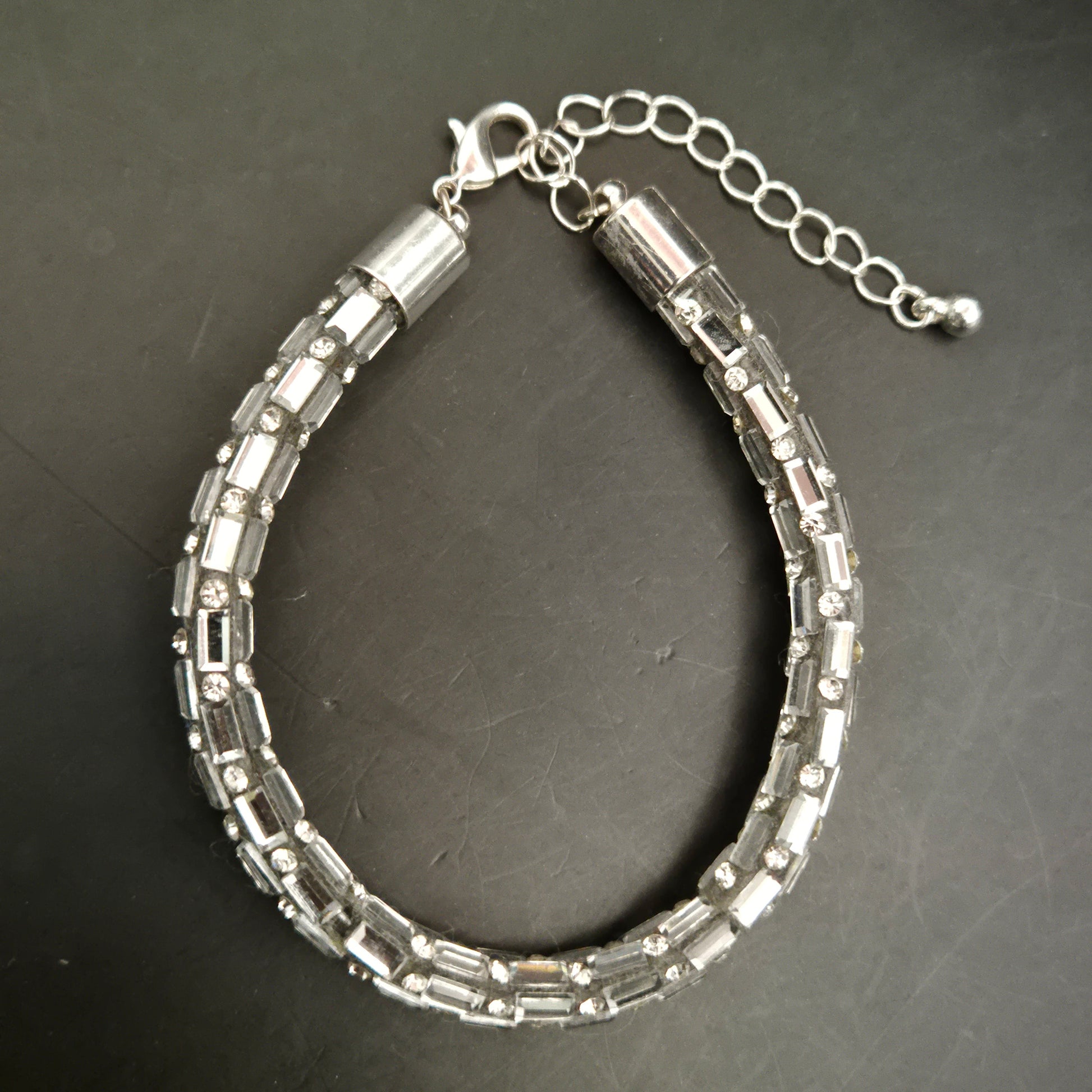 Funkelndes Strass Armband mit eleganten Baguette-Steinen - Bild 4