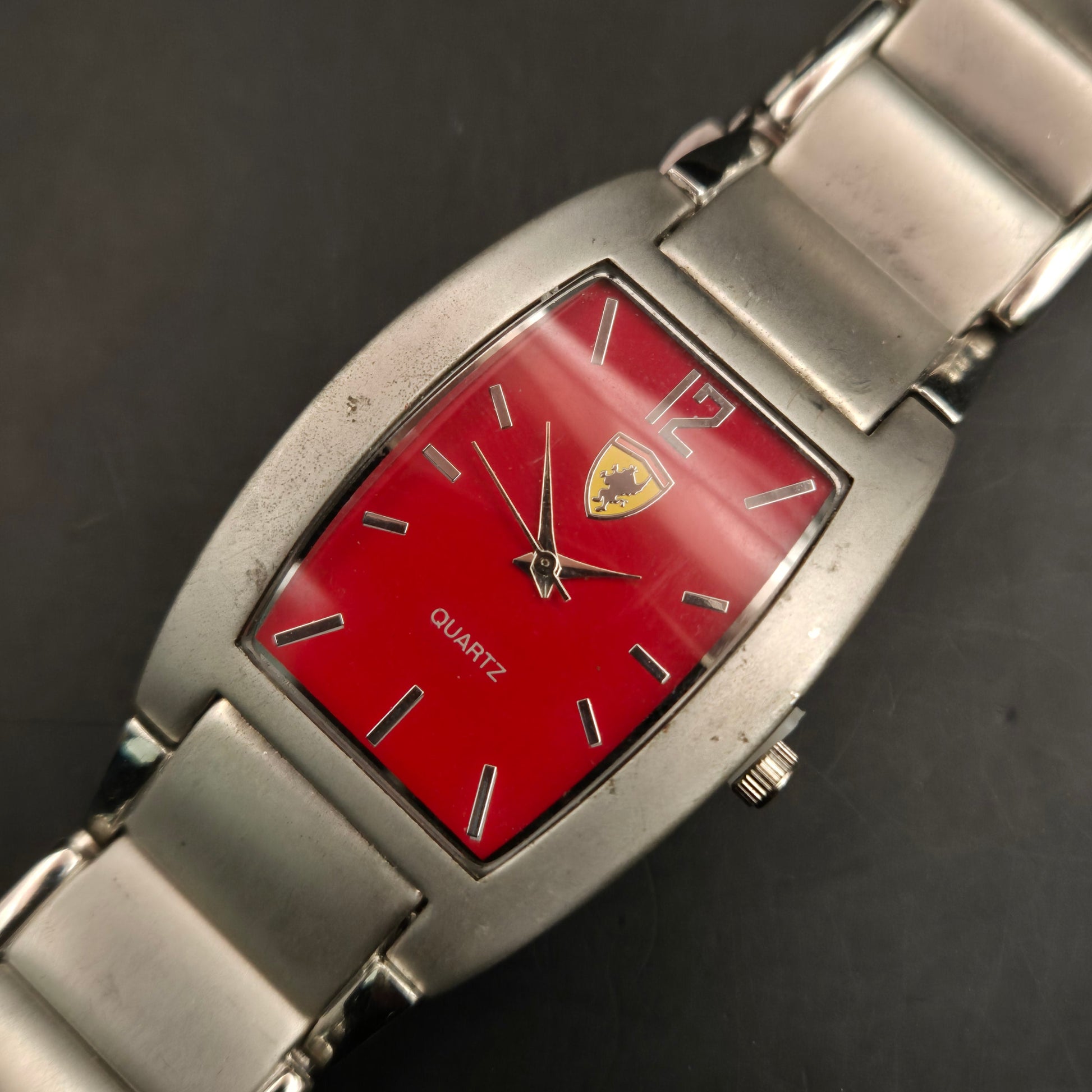 Vintage Quartz Uhr | Markantes rotes Zifferblatt | Metallband
