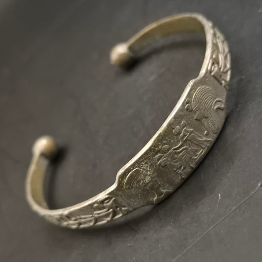 Vintage Armreif mit Relief-Dekor – Silberfarben