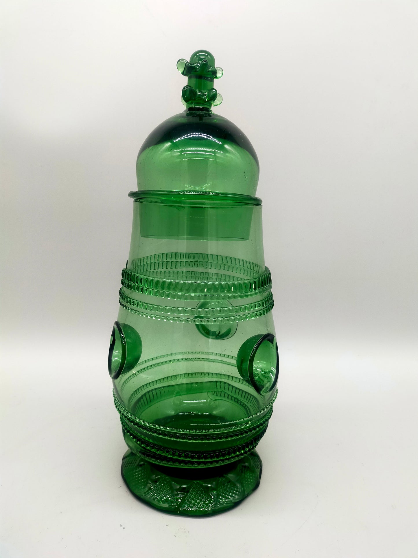 Böhmisches grünes Glasgefäß mit Deckel – kunstvoll strukturiert