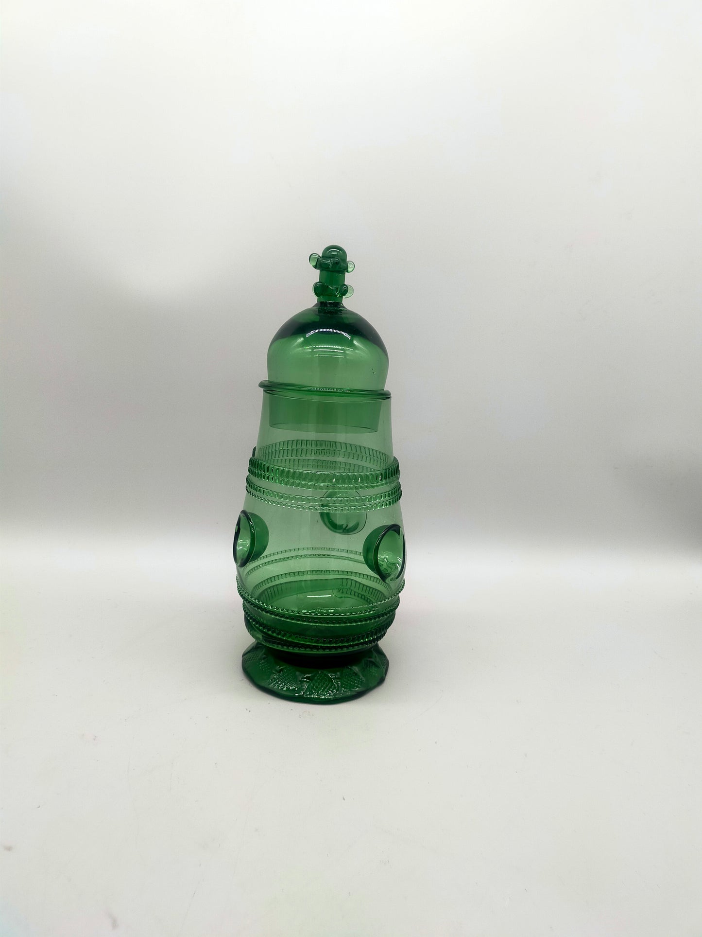 Böhmisches grünes Glasgefäß mit Deckel – kunstvoll strukturiert