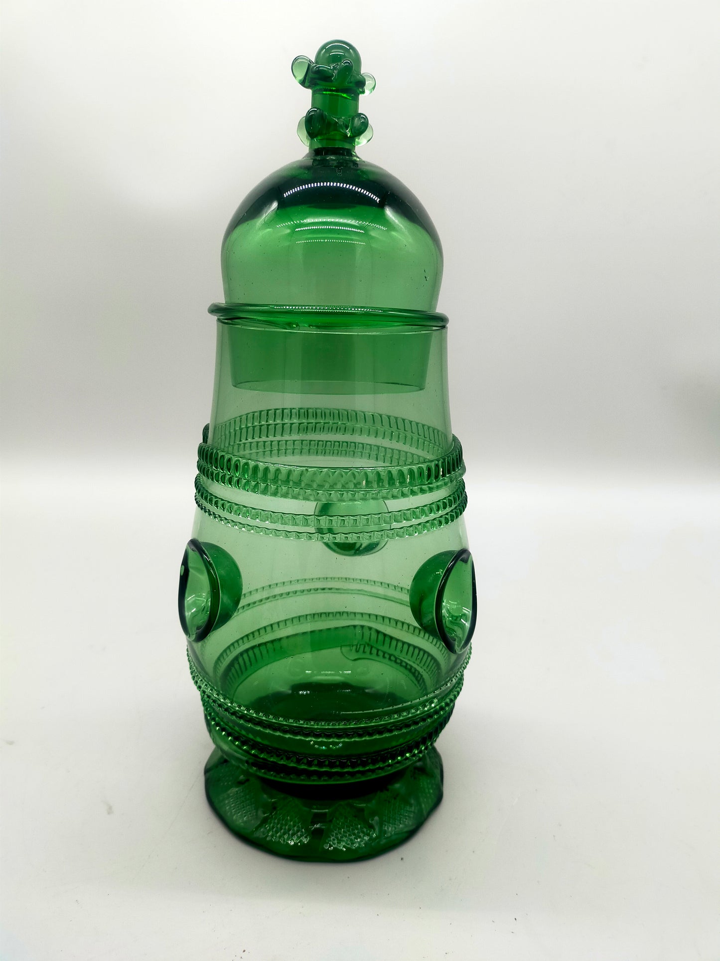 Böhmisches grünes Glasgefäß mit Deckel – kunstvoll strukturiert