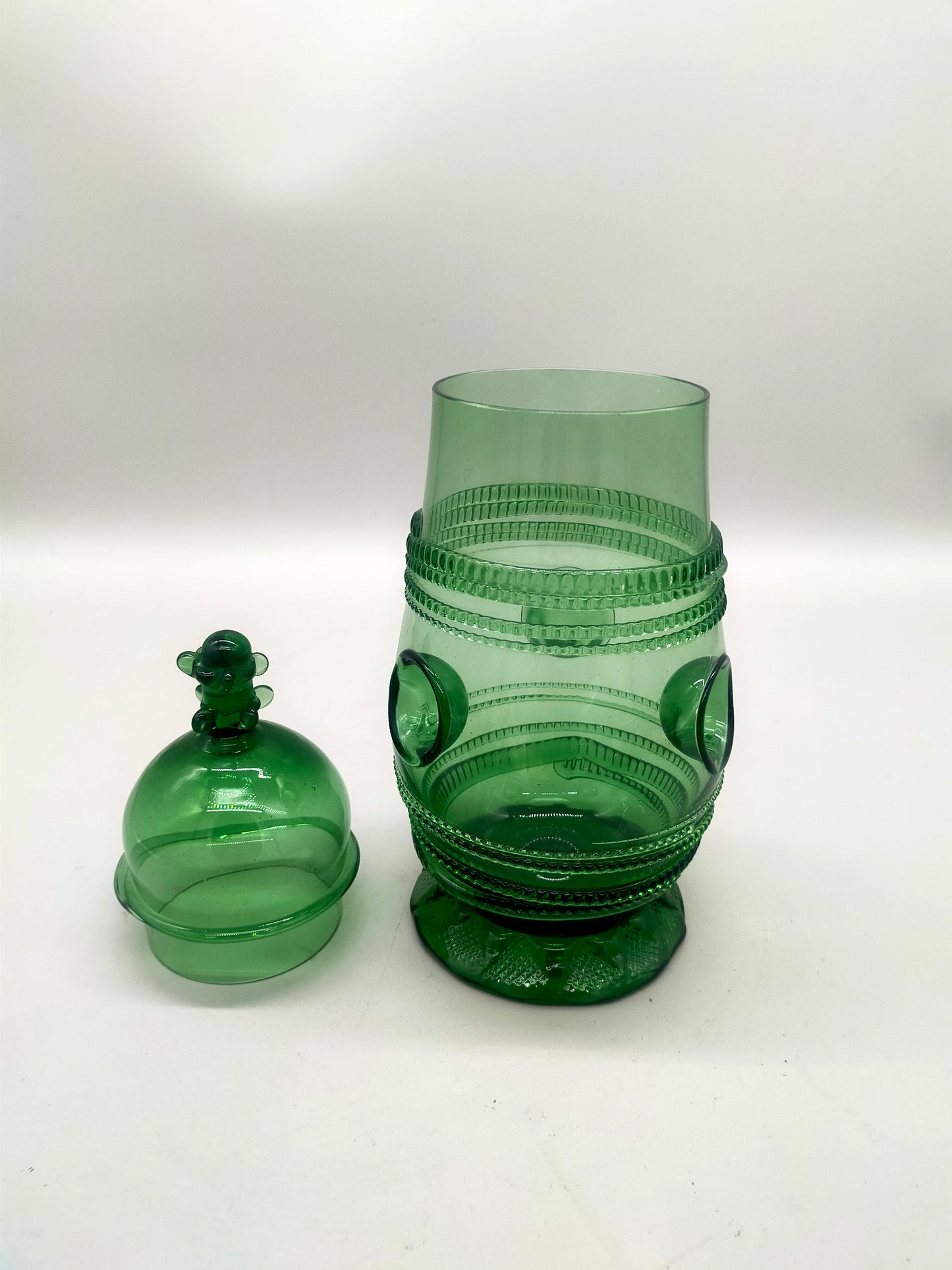 Böhmisches grünes Glasgefäß mit Deckel – kunstvoll strukturiert