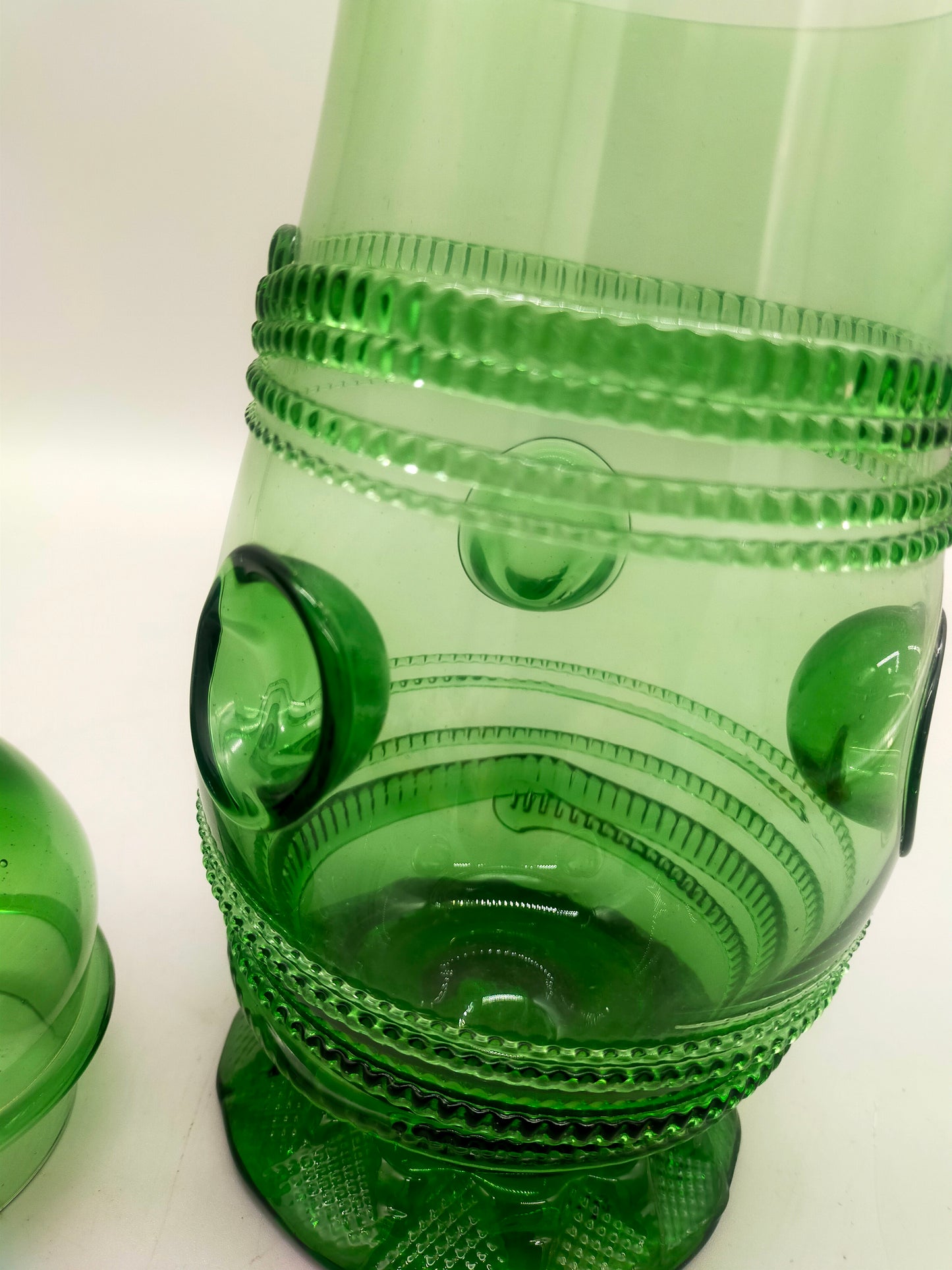 Böhmisches grünes Glasgefäß mit Deckel – kunstvoll strukturiert