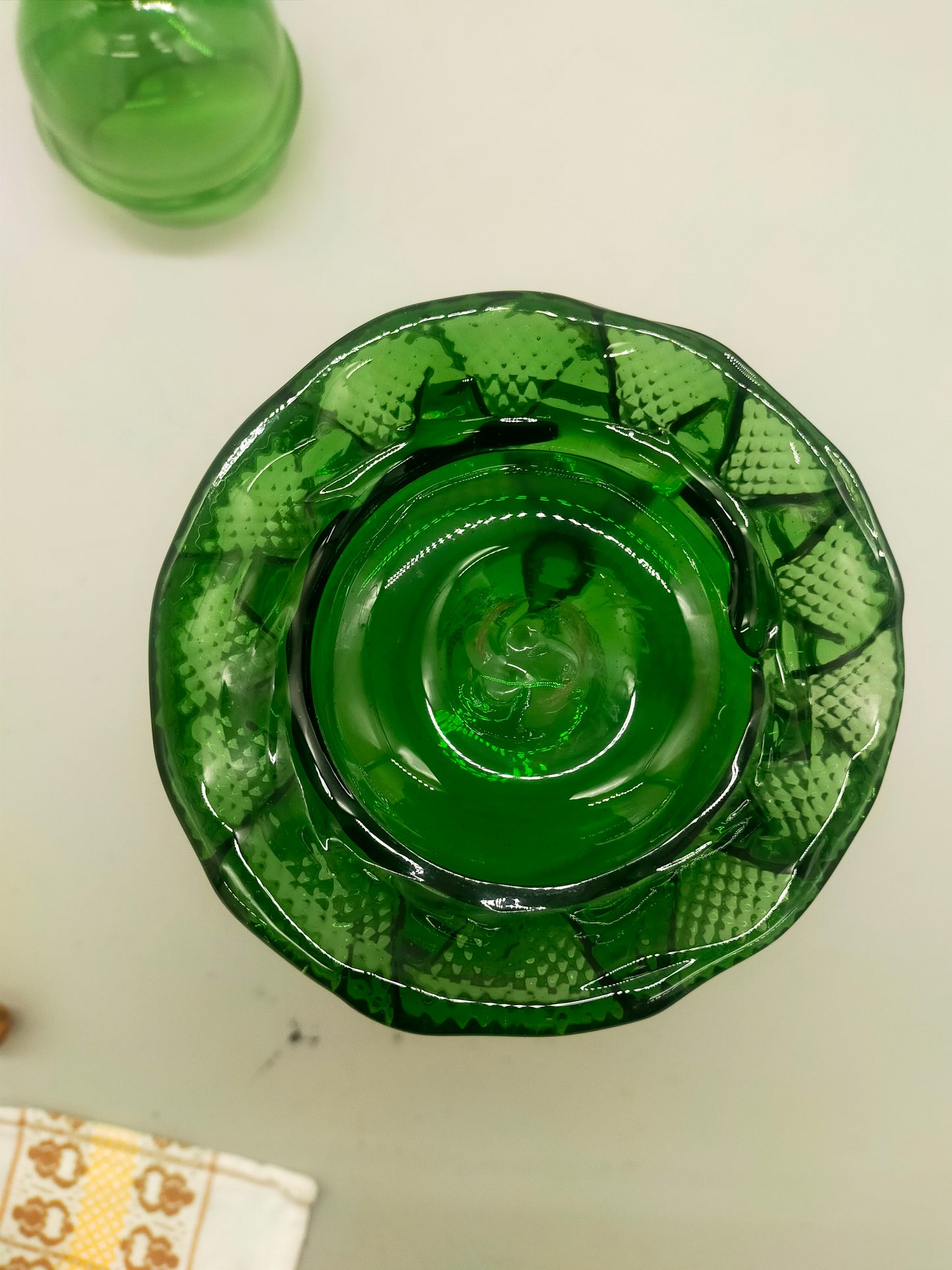 Böhmisches grünes Glasgefäß mit Deckel – kunstvoll strukturiert