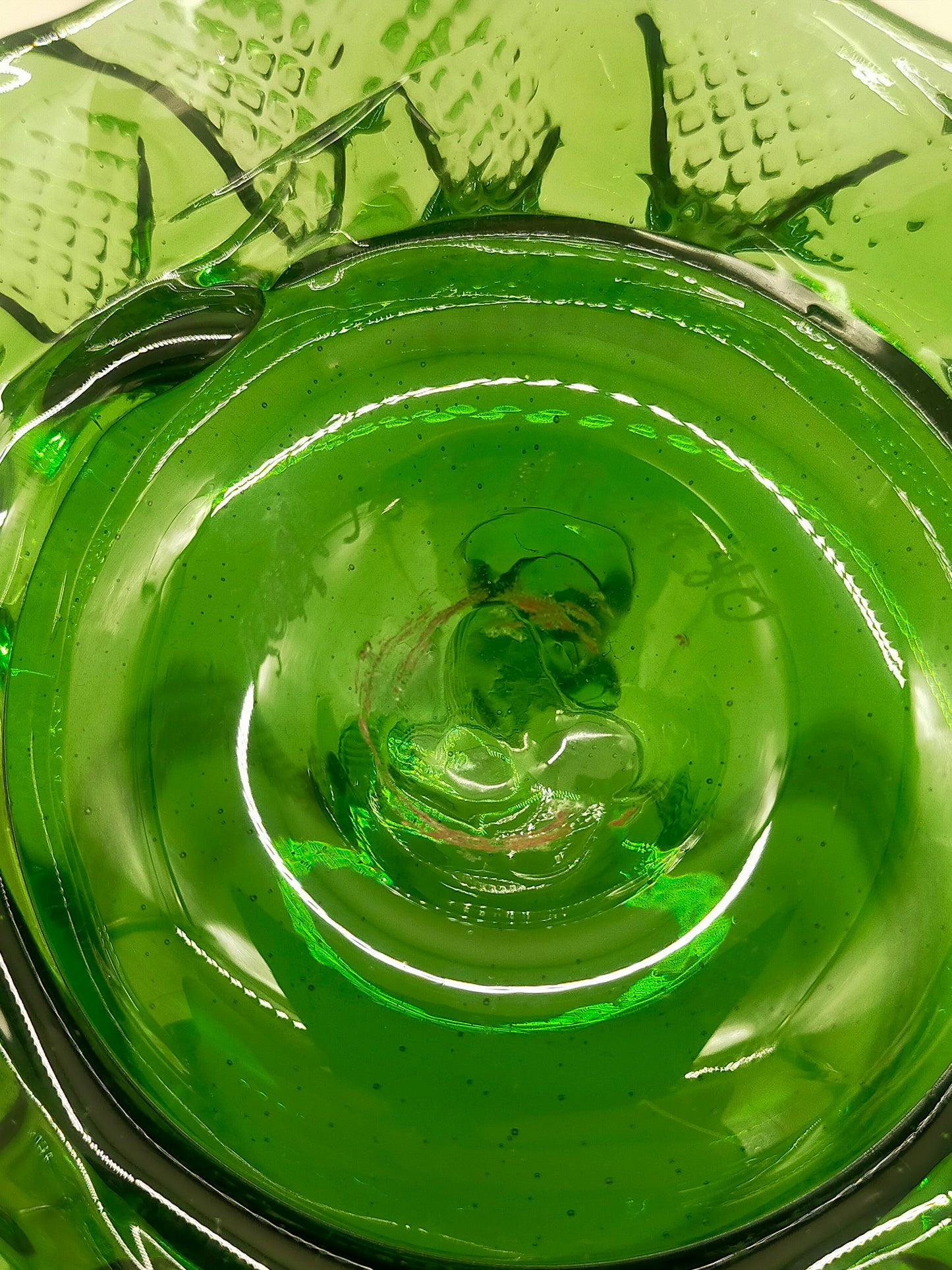 Böhmisches grünes Glasgefäß mit Deckel – kunstvoll strukturiert