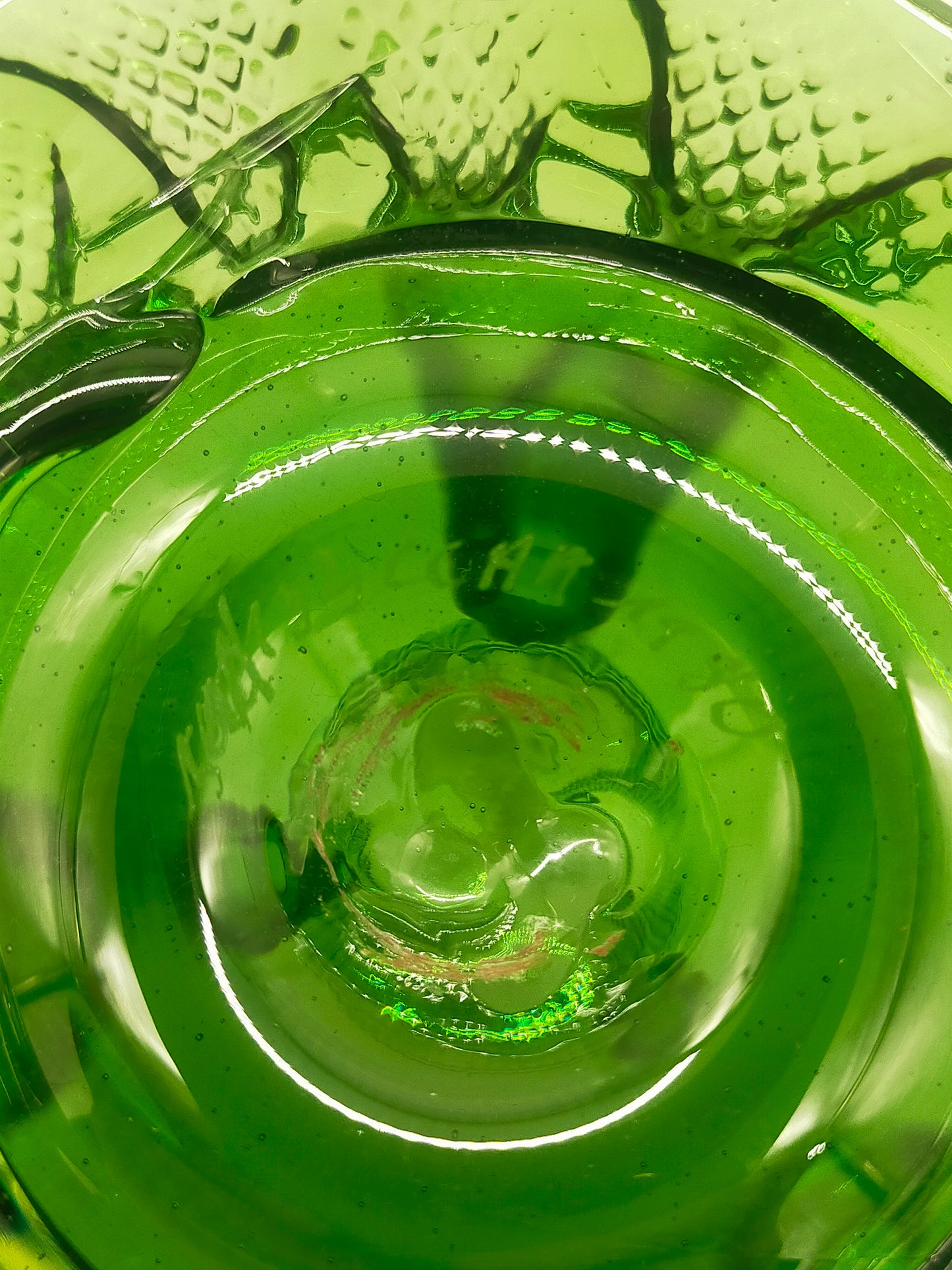 Böhmisches grünes Glasgefäß mit Deckel – kunstvoll strukturiert