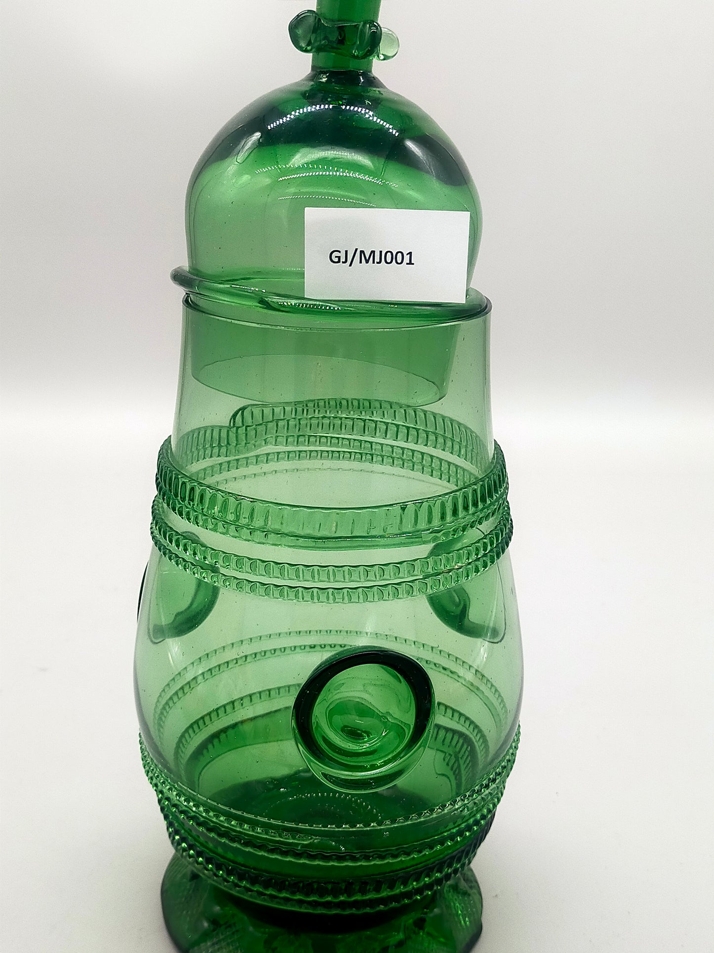 Böhmisches grünes Glasgefäß mit Deckel – kunstvoll strukturiert