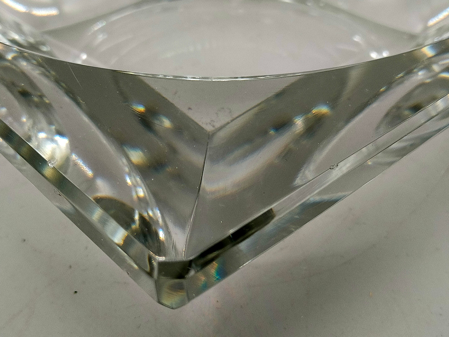Massive Kristallglas Schale signiert – Modernes Designobjekt